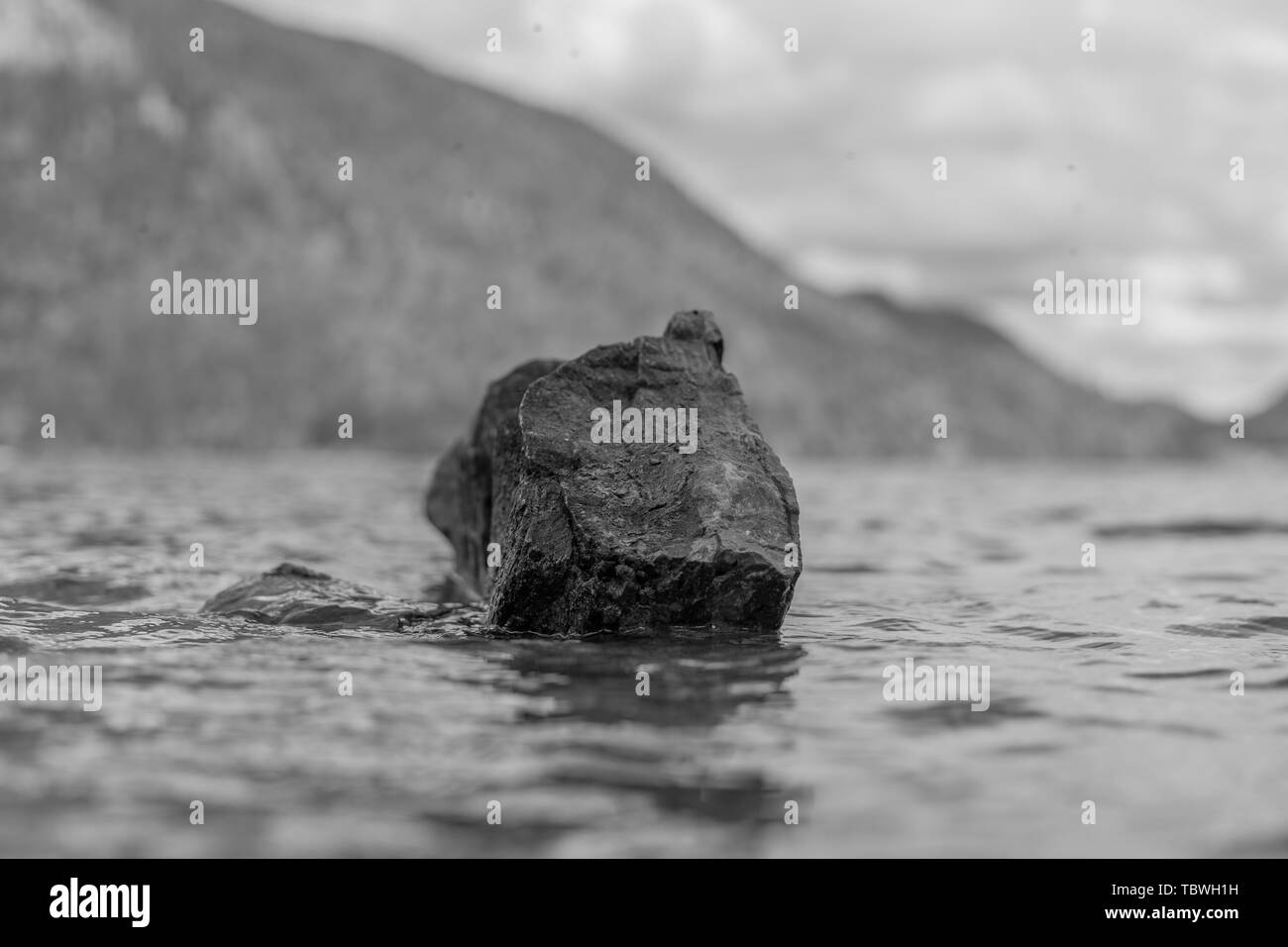 Onde di acqua, acqua di lago, pietra solitario Foto Stock