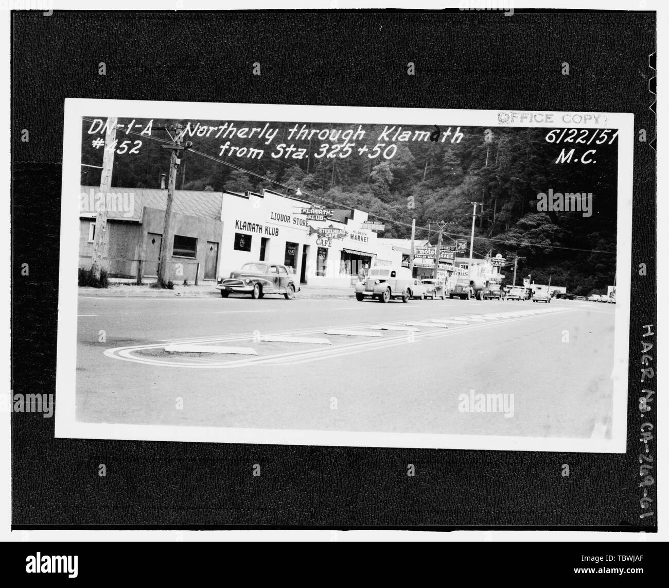 M.C., fotografo Giugno 22, 1951 di Klamath, DEL NORTE COUNTY, sezione A, HIGHWAY 1. DN1A 452 a nord attraverso il KLAMATH DA STA. 325+50, 62251, M.C. Stampigliato copia di Office. Redwood National e parchi statali strade, costa della California da Crescent City a Trinidad, Crescent City, Del Norte County, CA Foto Stock