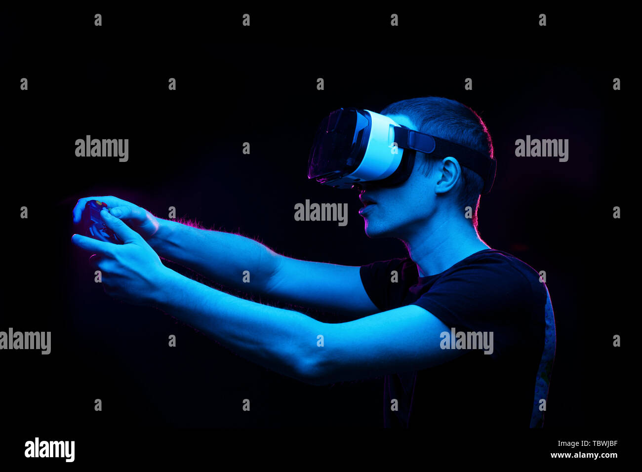 Uomo con la realtà virtuale auricolare è un gioco. Foto Stock