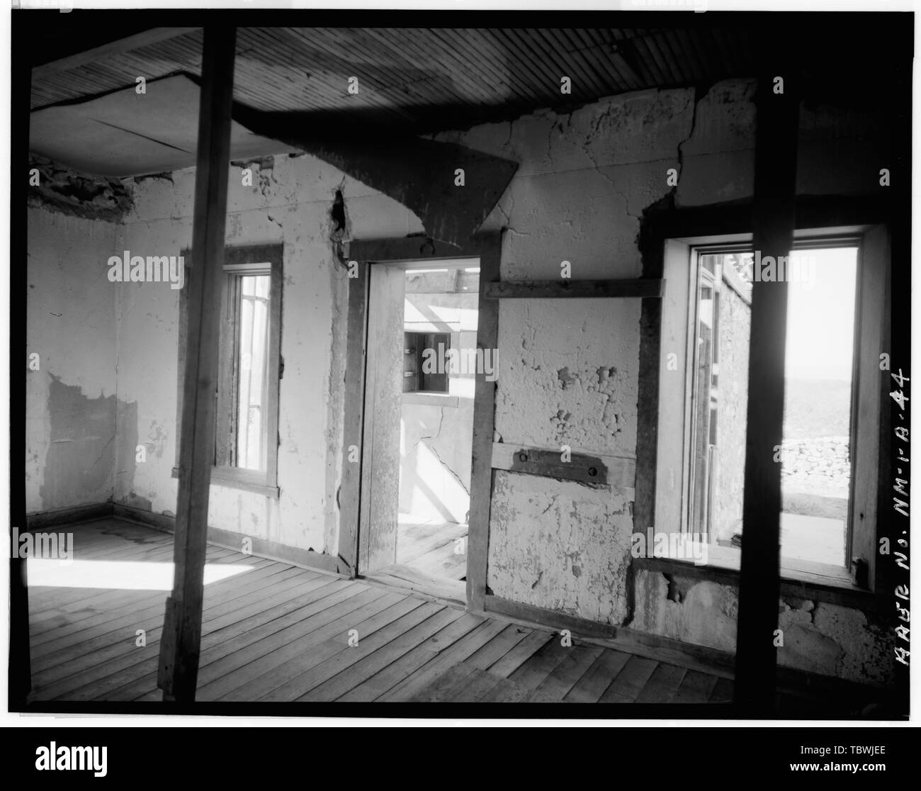 MCDONALD RANCH interno del ranch house cucina, guardando ad ovest. Attaccato ICE HOUSE è visibile attraverso le finestre e la porta White Sands Missile Range, Trinità, sito in prossimità di percorsi 13 e 20, sabbie bianche, Dona Ana County, NM Foto Stock