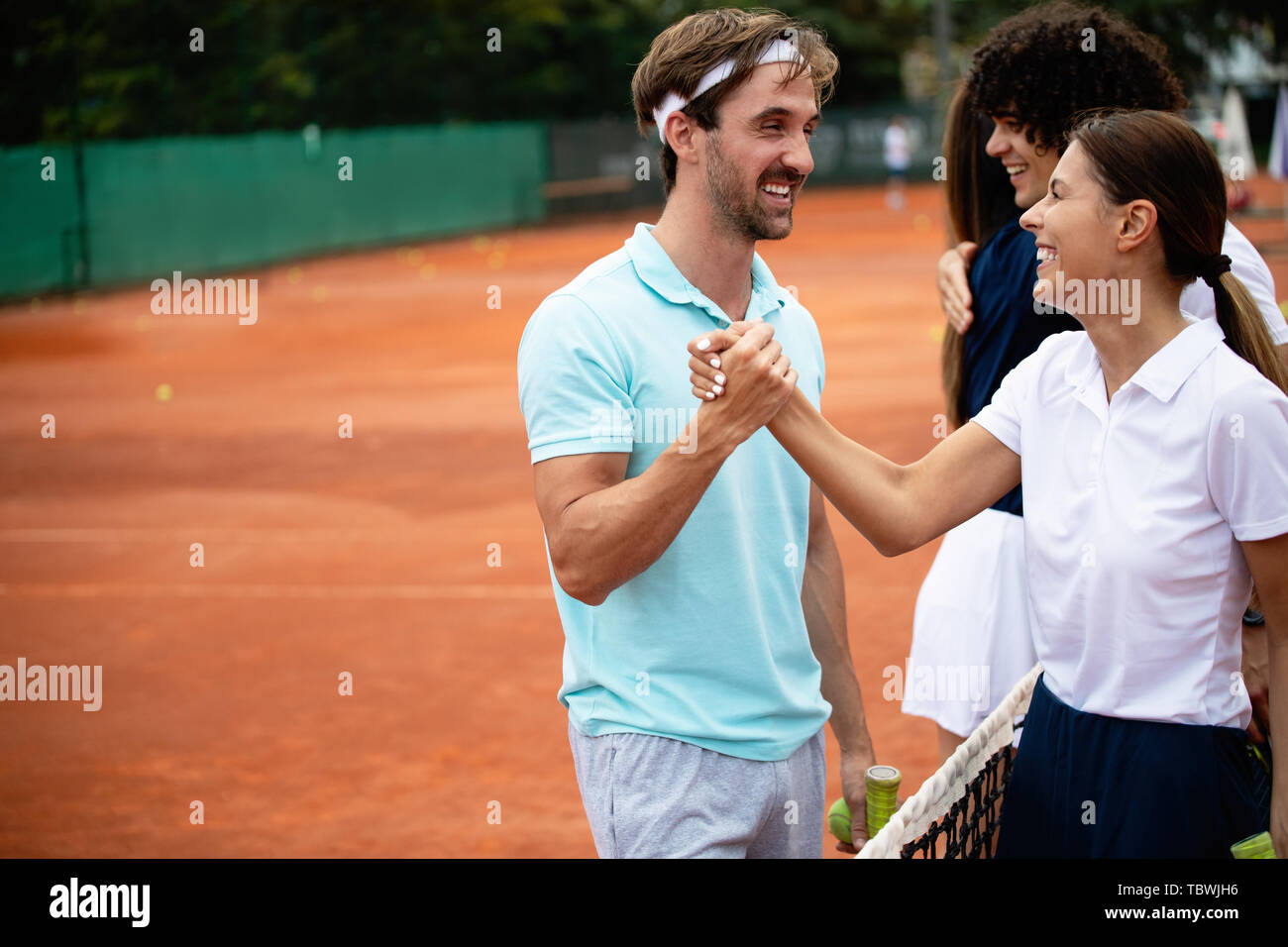 Un gruppo di giocatori di tennis lo handshaking dopo aver giocato una partita di tennis. Fairplay, sport concept. Foto Stock
