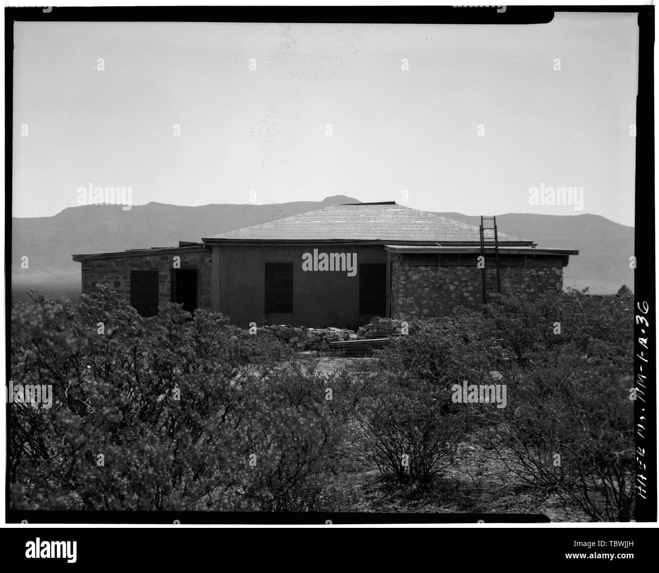 MCDONALD RANCH WEST elevazione del ranch house. PIT IN PRIMO PIANO è di resti di cisterna White Sands Missile Range, Trinità, sito in prossimità di percorsi 13 e 20, sabbie bianche, Dona Ana County, NM Foto Stock