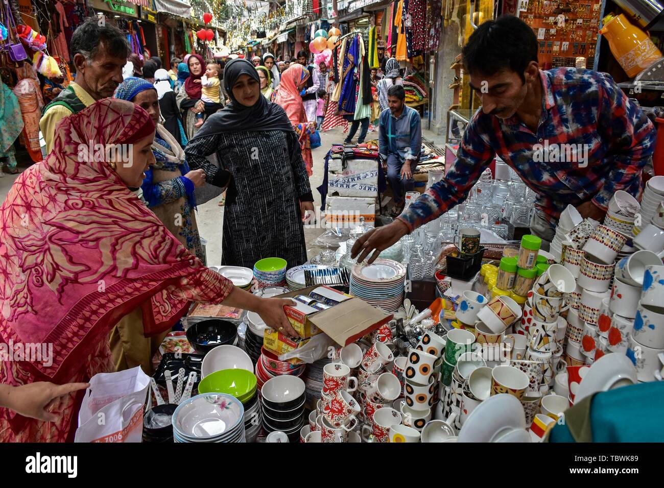 Le donne del Kashmir shopping prima della festa musulmana Eid al-Fitr ad un mercato locale a Srinagar. Mercati di tutto il mondo musulmano testimonianza un enorme centro commerciale rush in preparazione per l'Eid al-Fitr, una festa che segna la fine del musulmano il mese di digiuno del Ramadan. Foto Stock
