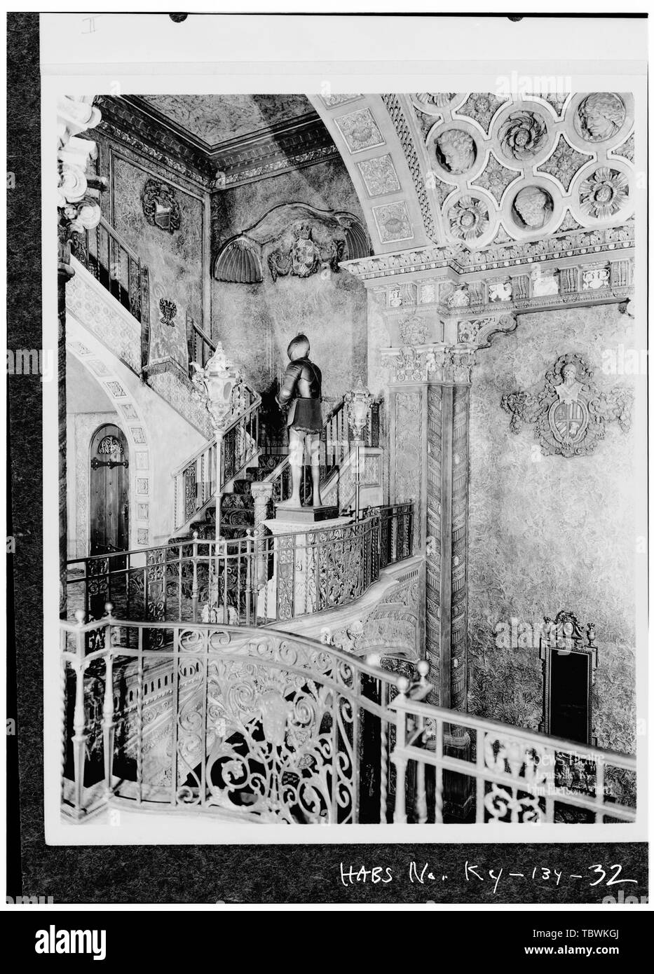 Lungomare Mezzanine e scale per balconi Loew's Theatre, 625 South Fourth Street, Louisville, Jefferson county, KY Eberson, John Atlas intonaco e acciaio azienda J.F. Wagner's Figli azienda Frey plananti Mill Company Foto Stock