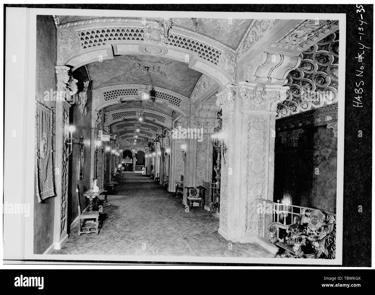 Lungomare mezzanine guardando verso le scale che portano al lobby Loew's Theatre, 625 South Fourth Street, Louisville, Jefferson county, KY Eberson, John Atlas intonaco e acciaio azienda J.F. Wagner's Figli azienda Frey plananti Mill Company Foto Stock