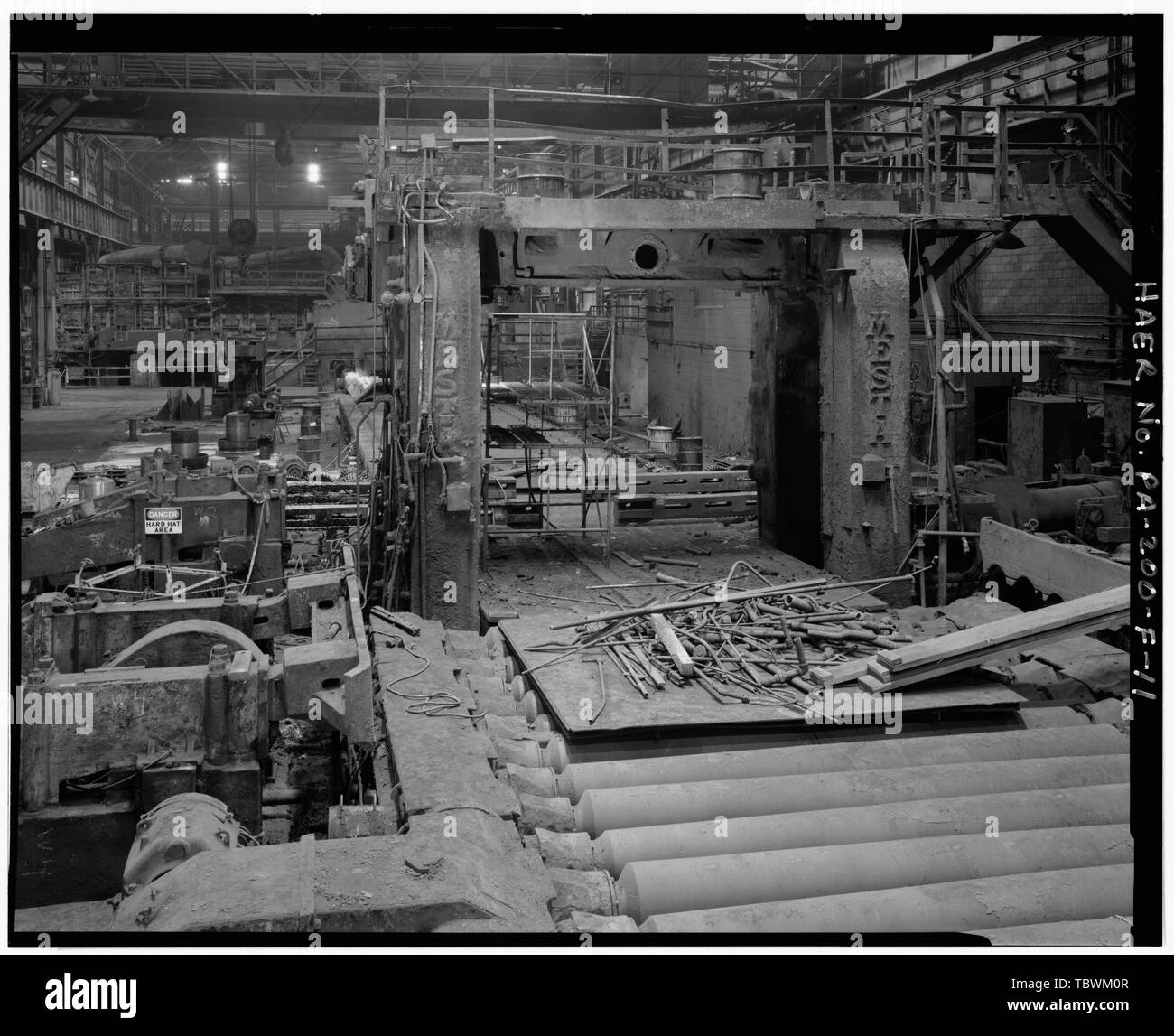 Di laminazione per la 160' mulino a piastra. Rotoli e meccanismo SCREWDOWN RIMOSSO PER MAINTENANCEREMACHINING. No. 2 Forno continuo visibile in background. Stati Uniti Acciaio opere Homestead, 160 mulino a piastra, lungo il fiume Monongahela, Homestead, Contea di Allegheny, PA Impianto di difesa Corporation negli Stati Uniti Steel Corporation Mesta Machine Company General Electric Company di Westinghouse Electric Company Selas Corporation Amsler Morton Company Lowe, Jet, fotografo Stupich, Martin, fotografo Foto Stock