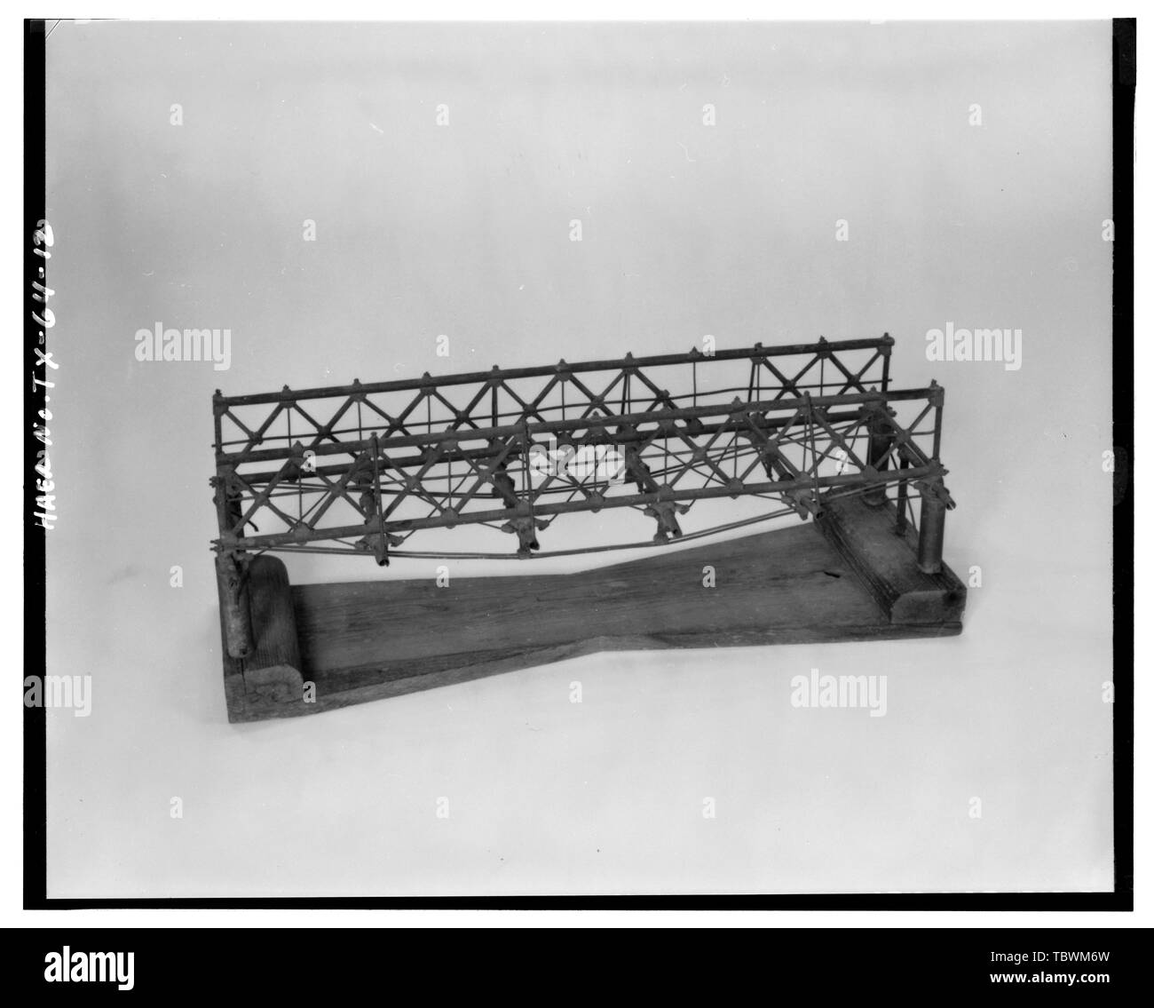 Modello dalla collezione di DR. TIMOTHY L. FLINN, di HOWE TUBO ponte di travatura reticolare (non più esistenti) SPANNING DEEP CREEK, SHACKELFORD County, Texas, costruito dalla società FLINNMOYER nel 1896. Vista IN ELEVAZIONE. Cancellare la forcella di Brazos fiume ponte di sospensione, Spanning chiara forcella della Brazos River a County Route 179, Albany, Shackelford County, TX Foto Stock