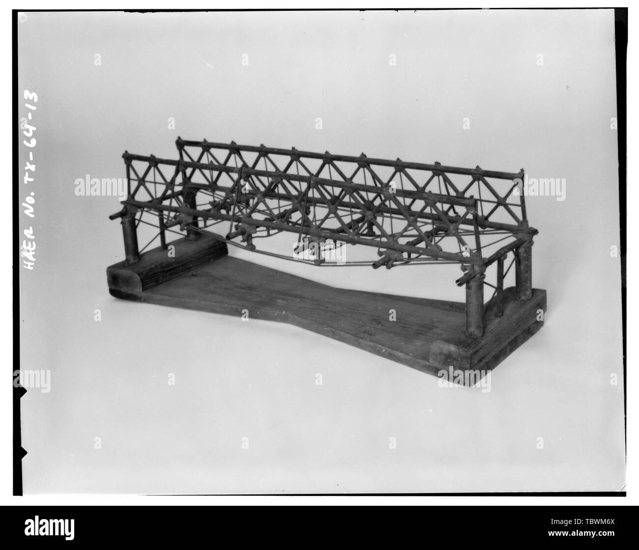 Modello dalla collezione di DR. TIMOTHY L. FLINN, di HOWE TUBO ponte di travatura reticolare (non più esistenti) SPANNING DEEP CREEK, SHACKELFORD County, Texas, costruito dalla società FLINNMOYER nel 1896. 34 VISTA. Cancellare la forcella di Brazos fiume ponte di sospensione, Spanning chiara forcella della Brazos River a County Route 179, Albany, Shackelford County, TX Foto Stock