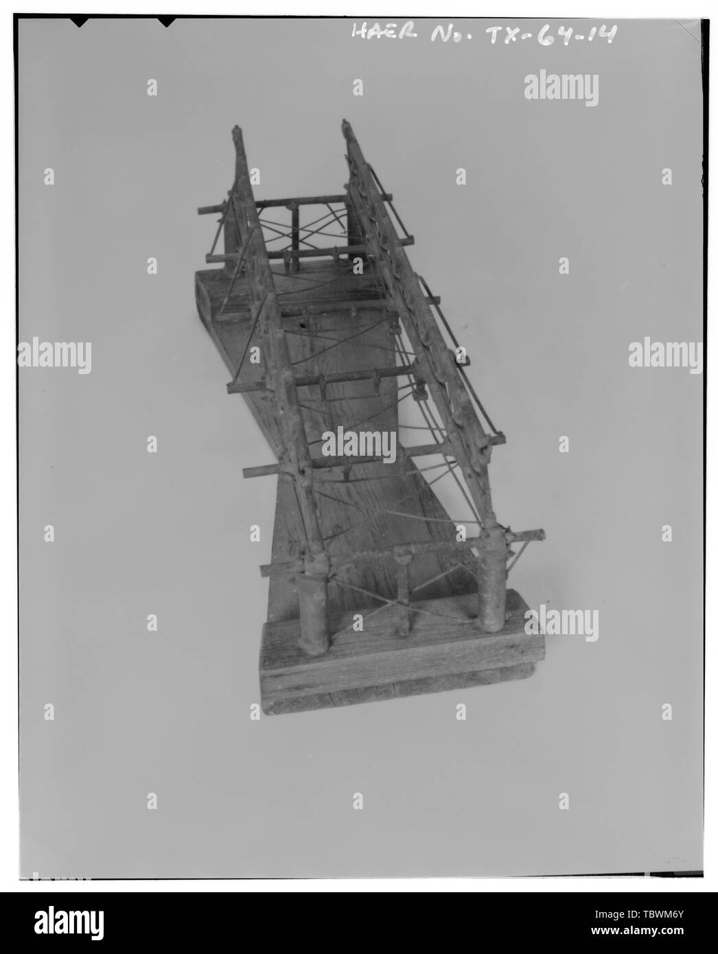 Modello dalla collezione di DR. TIMOTHY L. FLINN, di HOWE TUBO ponte di travatura reticolare (non più esistenti) SPANNING DEEP CREEK, SHACKELFORD County, Texas, costruito dalla società FLINNMOYER nel 1896. Vista della camera. Cancellare la forcella di Brazos fiume ponte di sospensione, Spanning chiara forcella della Brazos River a County Route 179, Albany, Shackelford County, TX Foto Stock