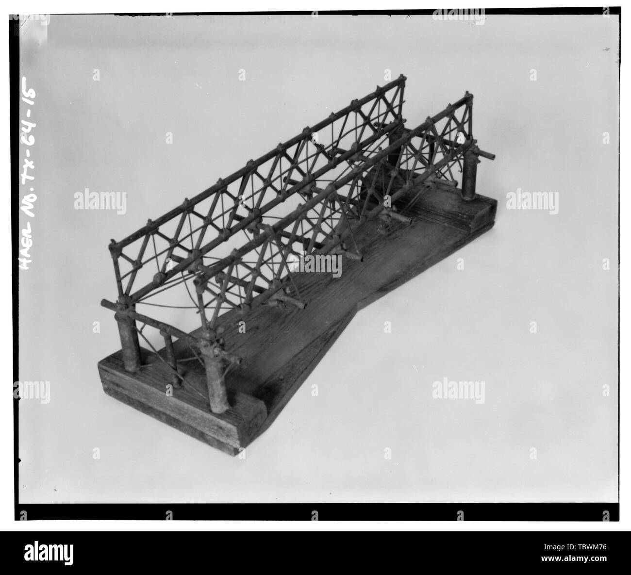 Modello dalla collezione di DR. TIMOTHY L. FLINN, di HOWE TUBO ponte di travatura reticolare (non più esistenti) SPANNING DEEP CREEK, SHACKELFORD County, Texas, costruito dalla società FLINNMOYER nel 1896. 34 VISTA DALL'ALTO. Cancellare la forcella di Brazos fiume ponte di sospensione, Spanning chiara forcella della Brazos River a County Route 179, Albany, Shackelford County, TX Foto Stock
