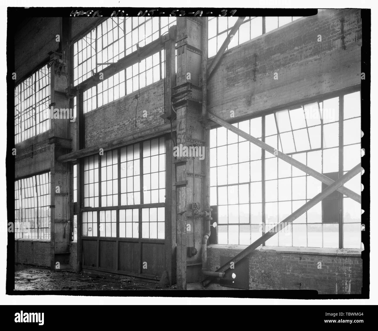 Verticale motorizzato porta di sollevamento nell'alloggiamento 53, l'esportazione CRANEWAY parete sud, a sud-est di Ford Motor Company Edgewater impianto di assemblaggio, montaggio edificio, 309 River Road, Edgewater, Bergen County, NJ Foto Stock