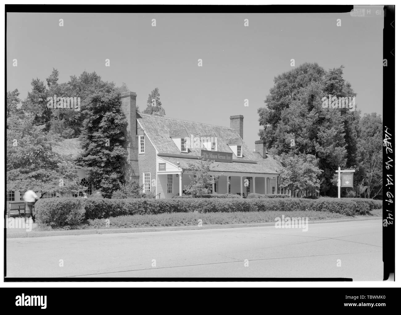 MT. VERNON INN si trova a mt. VERNON TERMINUS guardando ad ovest. George Washington Memorial Parkway, lungo il fiume Potomac da McLean a Mount Vernon, VA, Mount Vernon, Fairfax County, VA Mount Vernon Avenue Associazione U.S. Esercito di ingegneri U.S. Ufficio di presidenza di strade pubbliche Clarke, Gilmore Downer, Jay Toms, R E Johnson, J W Simonson, Wilbur McNary, J V Barton, Clara Mount Vernon Ladies Associazione Garden Club of America le Figlie della Rivoluzione Americana Regno Figlie della Confederazione Colonial Dames of America Associazione per la preservazione delle antichità della Virginia McMillan Commissione Foto Stock