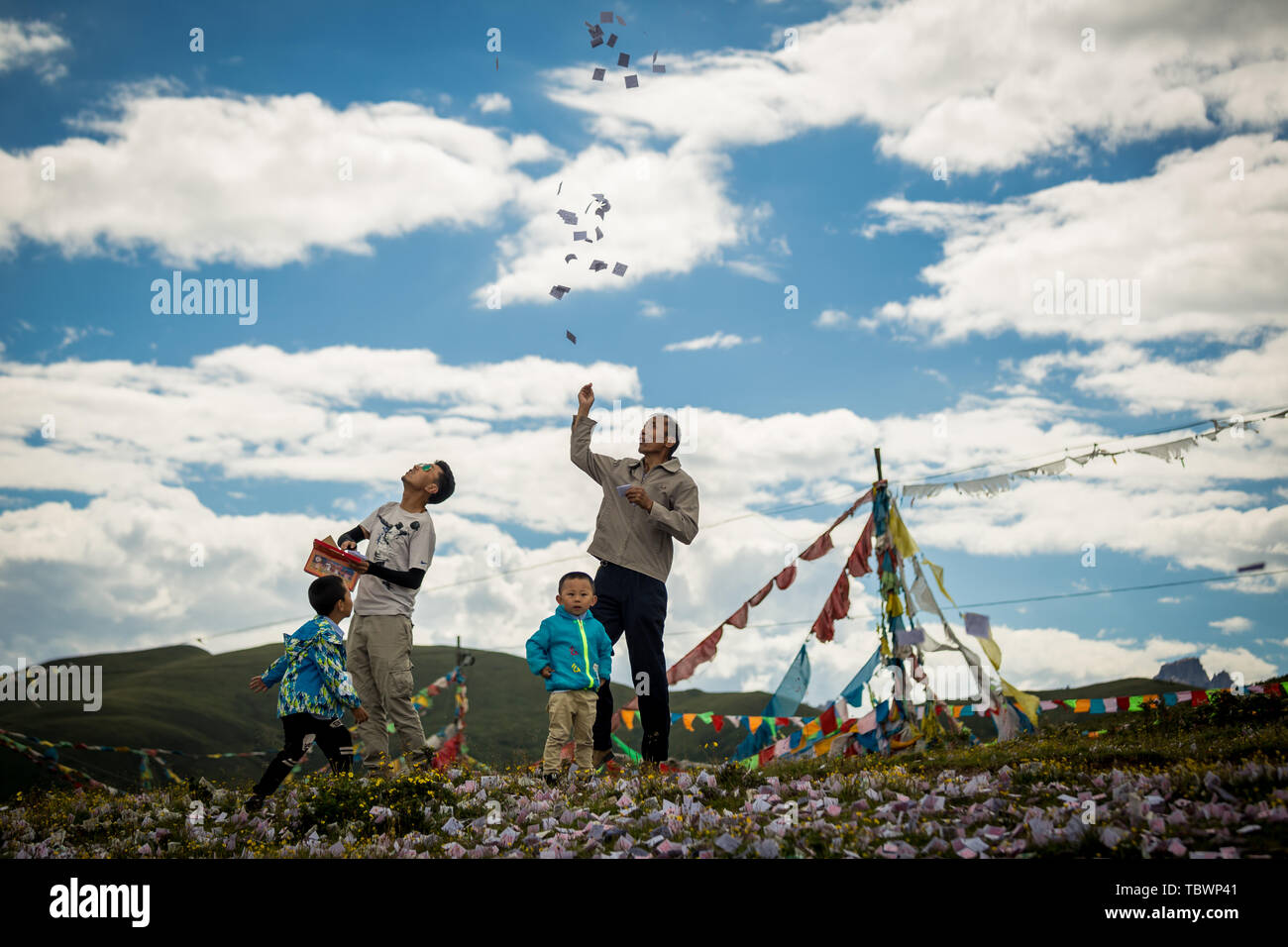 Il Tibetano e monaci pregando per le benedizioni in Gannan Foto Stock