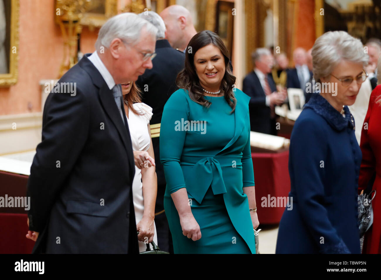 Segretario stampa della Casa Bianca Sarah Huckabee Sanders viste una speciale mostra nella galleria di immagini di oggetti da collezione reale di importanza storica per la noi a Buckingham Palace di Londra il giorno uno di tre giorni di visita di Stato del Presidente statunitense Donald Trump AL REGNO UNITO. Foto Stock