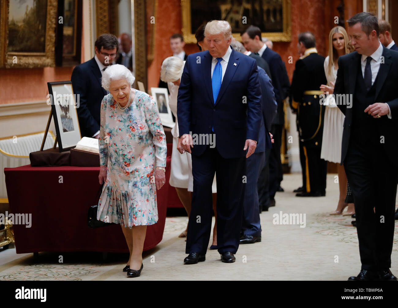 La regina Elisabetta II con il presidente statunitense Donald Trump visualizza una speciale mostra nella galleria di immagini di oggetti da collezione reale di importanza storica per gli Stati Uniti, a seguito di un pranzo privato a Buckingham Palace di Londra il giorno uno dei suoi tre giorni di visita di Stato nel Regno Unito. Foto Stock