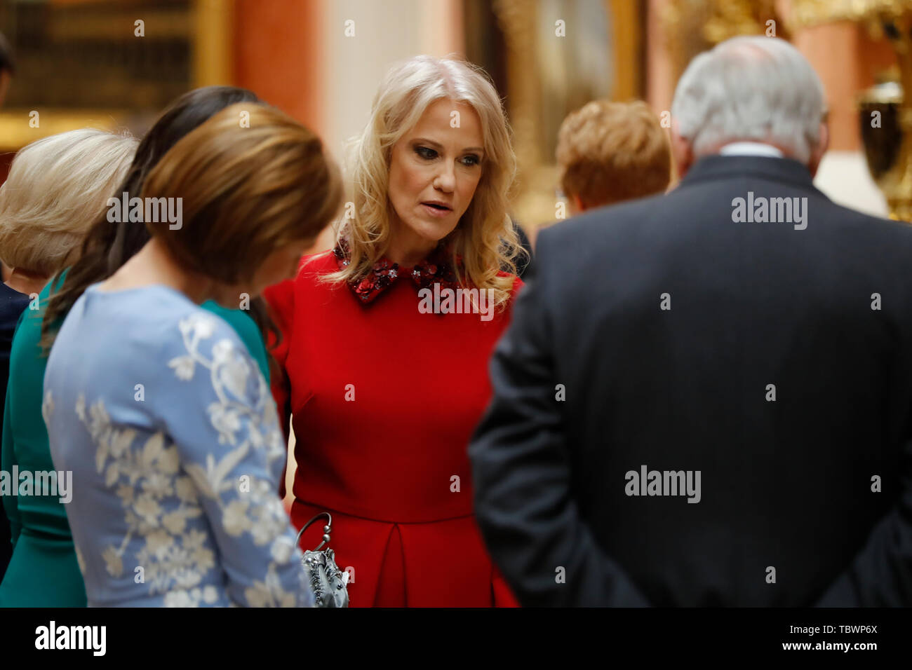 Consigliere del Presidente degli Stati Uniti, Kellyanne Conway guarda la speciale mostra nella galleria di immagini di oggetti da collezione reale di importanza storica per la noi a Buckingham Palace di Londra il giorno uno di tre giorni di visita di Stato del Presidente statunitense Donald Trump AL REGNO UNITO. Foto Stock