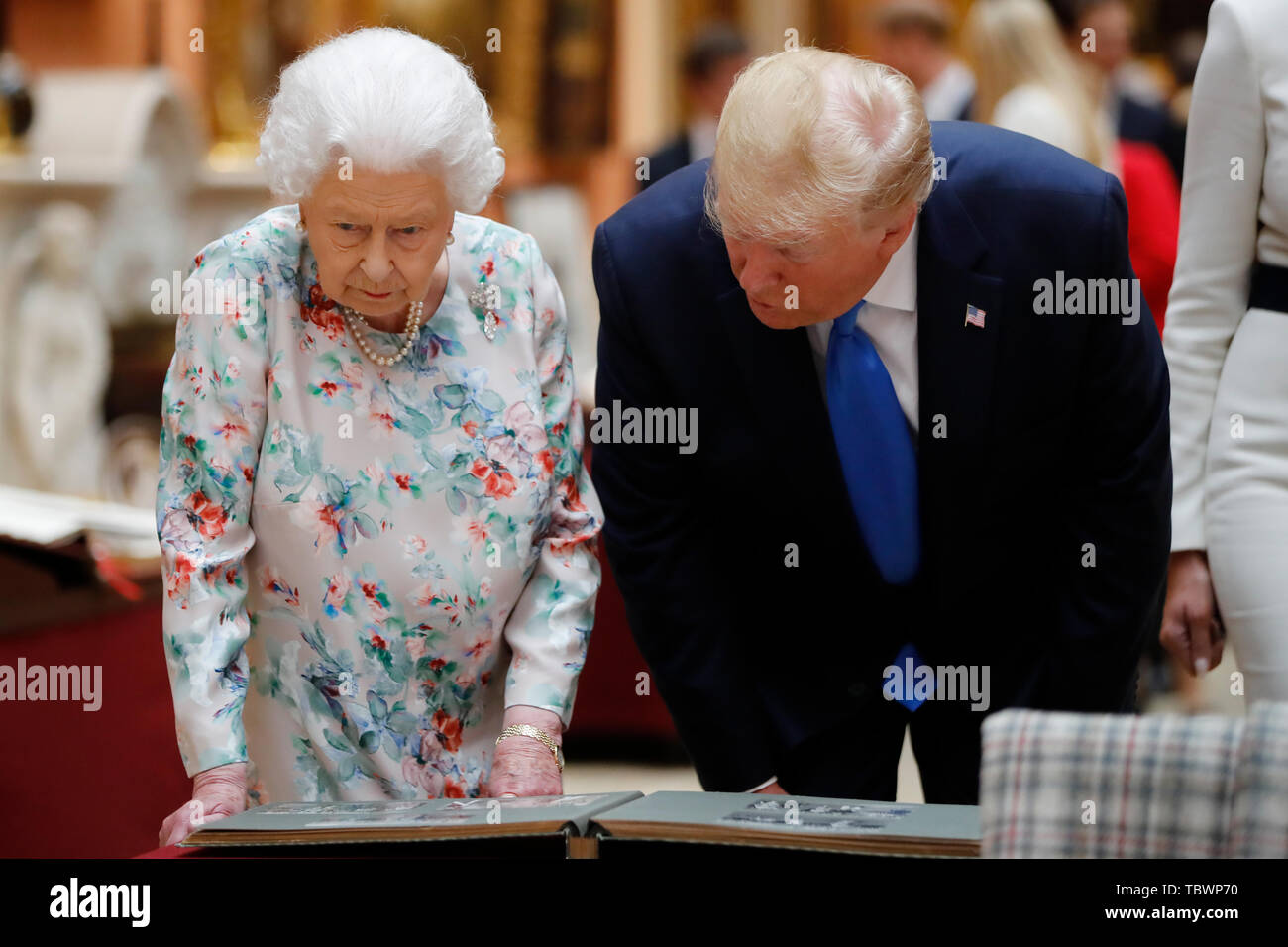 La regina Elisabetta II con il presidente statunitense Donald Trump visualizza una speciale mostra nella galleria di immagini di oggetti da collezione reale di importanza storica per gli Stati Uniti, a seguito di un pranzo privato a Buckingham Palace di Londra il giorno uno dei suoi tre giorni di visita di Stato nel Regno Unito. Foto Stock