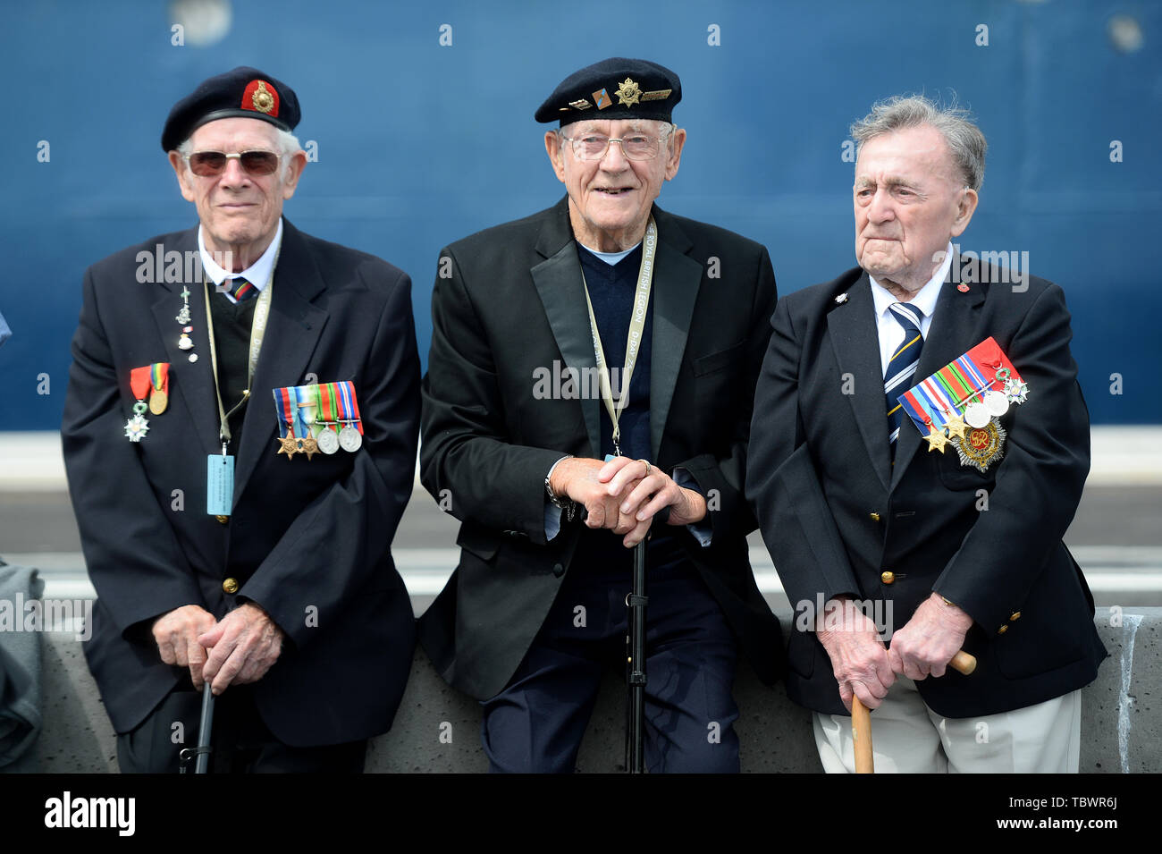 I veterani di attendere per un servizio di bus navetta a Dunkerque, dopo lo sbarco la MV Bouddica a Dunkerque, Francia, il secondo giorno di un viaggio organizzato dal Royal British Legion per D-Day veterani per contrassegnare il settantacinquesimo anniversario del D-Day. Foto Stock