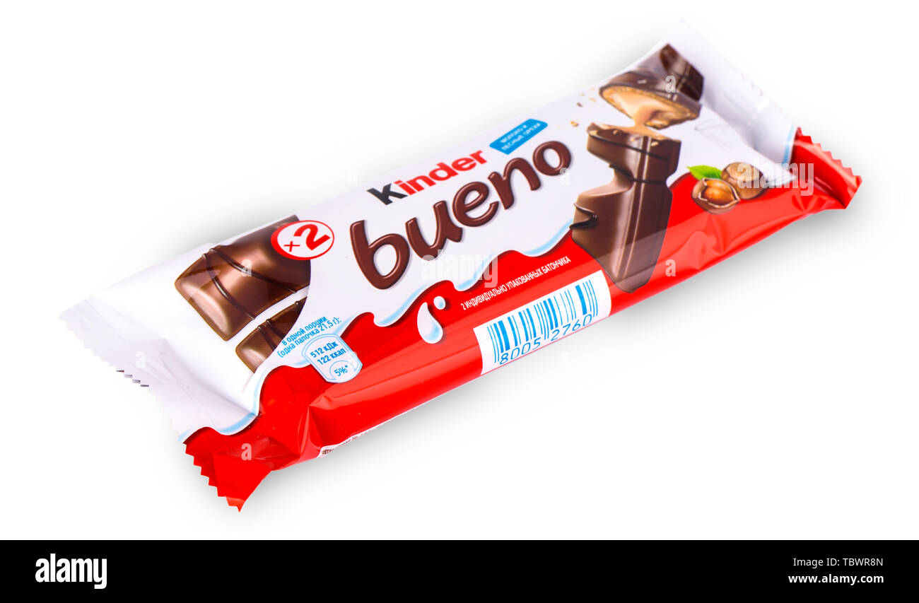 Chisinau in Moldova - 26 dicembre2017: Kinder Bueno snack a base di latte e soffice pan di Spagna ricoperta di cioccolato. Kinder Delice è una merenda per bambini ma Foto Stock