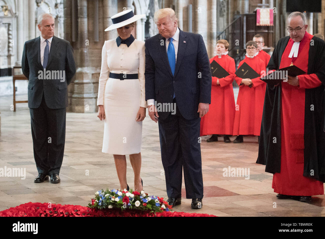 Il presidente statunitense Donald Trump, accompagnato da sua moglie Melania e il Duca di York, pone una corona di fiori sulla tomba del Milite Ignoto durante un tour dell'Abbazia di Westminster a Londra centrale, il primo giorno della sua visita di Stato nel Regno Unito. Foto Stock