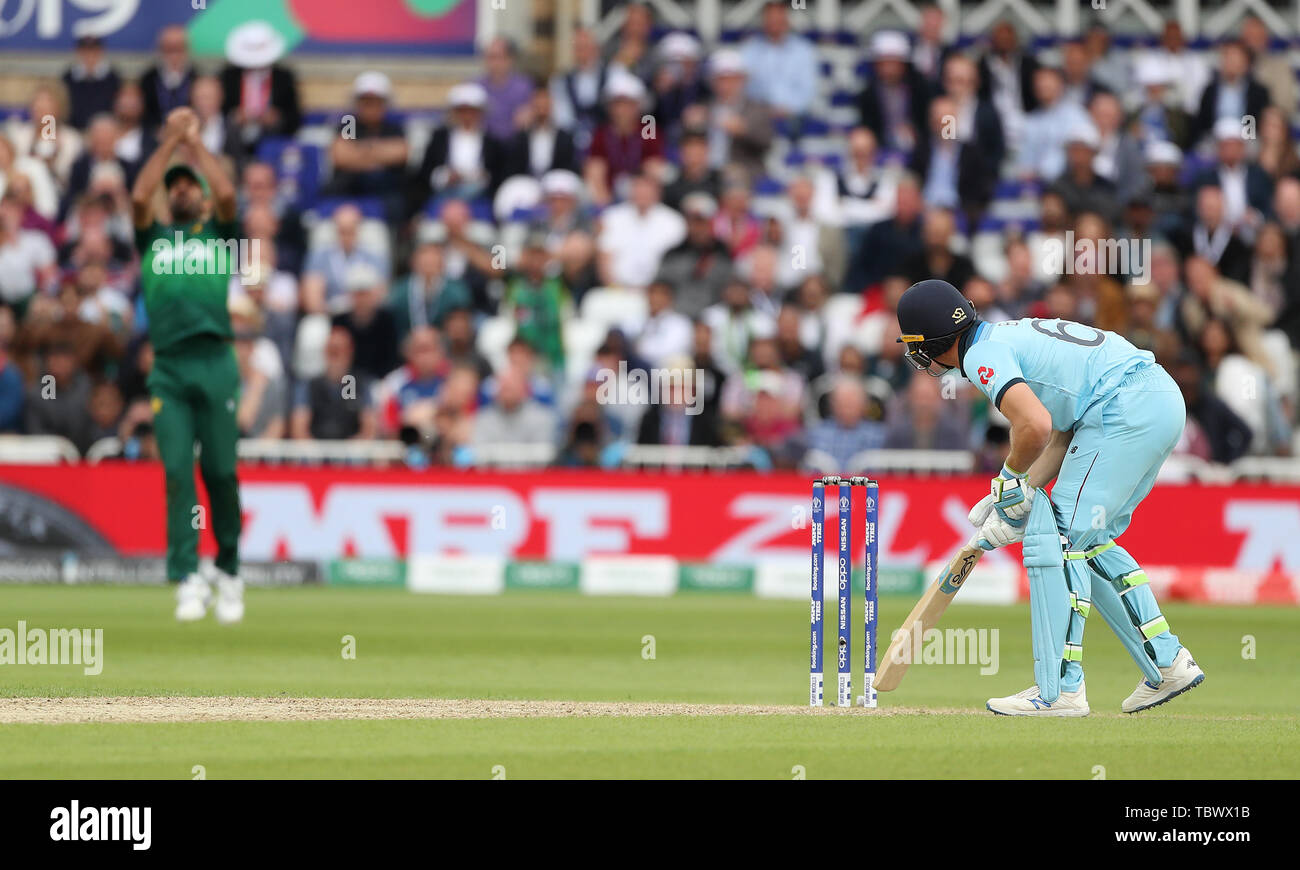 L'Inghilterra del Jos Buttler è catturato dal Pakistan Wahab Riaz per 103 durante l'ICC Cricket World Cup group stage corrispondono a Trent Bridge, Nottingham. Foto Stock