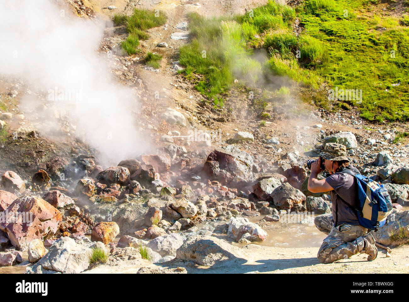 Traveler prende le immagini Geyser sul vulcano Mutnovski, Kamchatka, Russia Foto Stock