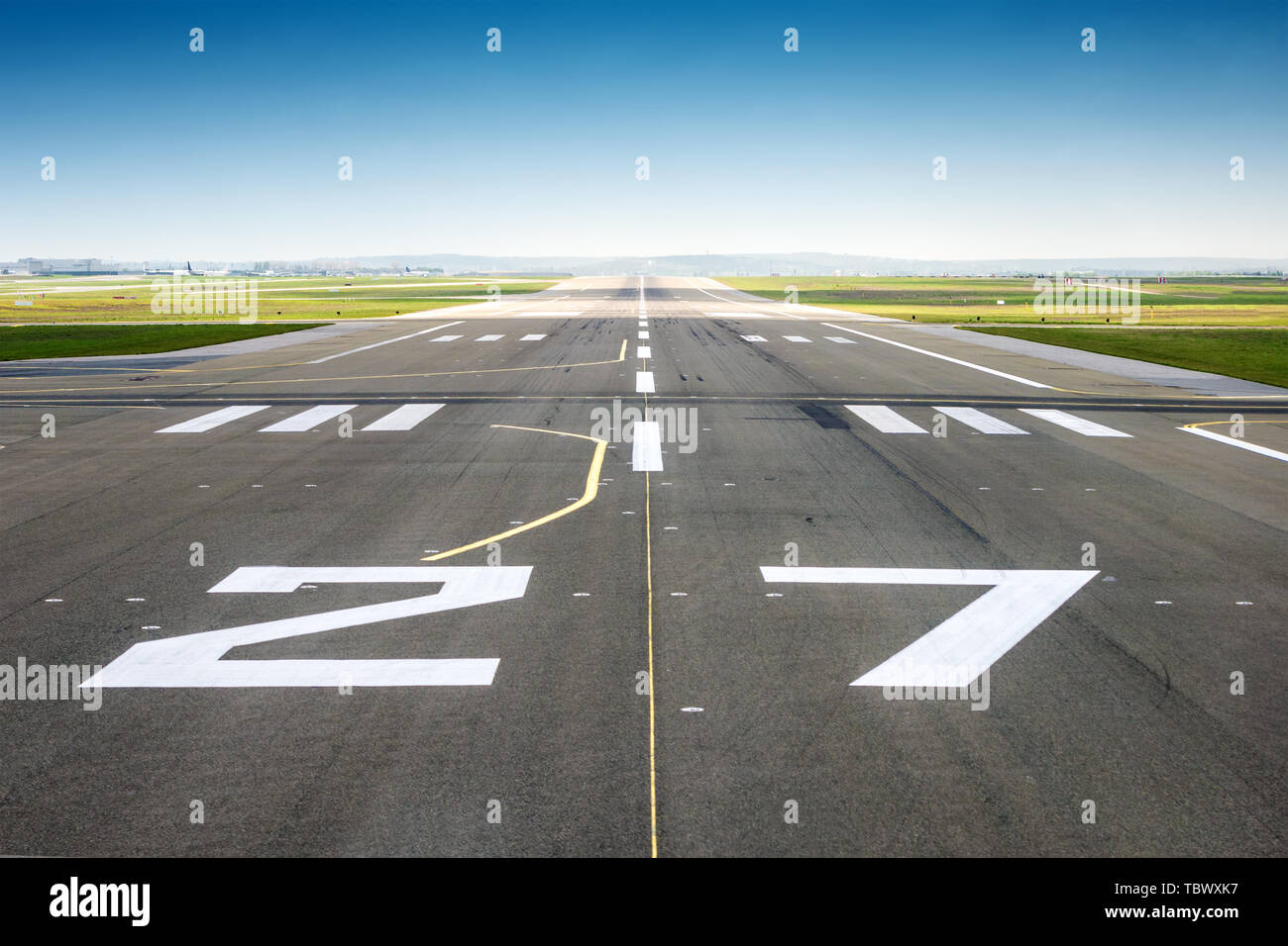 Punto di fuga di vista da un aeroporto via, cielo blu sullo sfondo Foto Stock