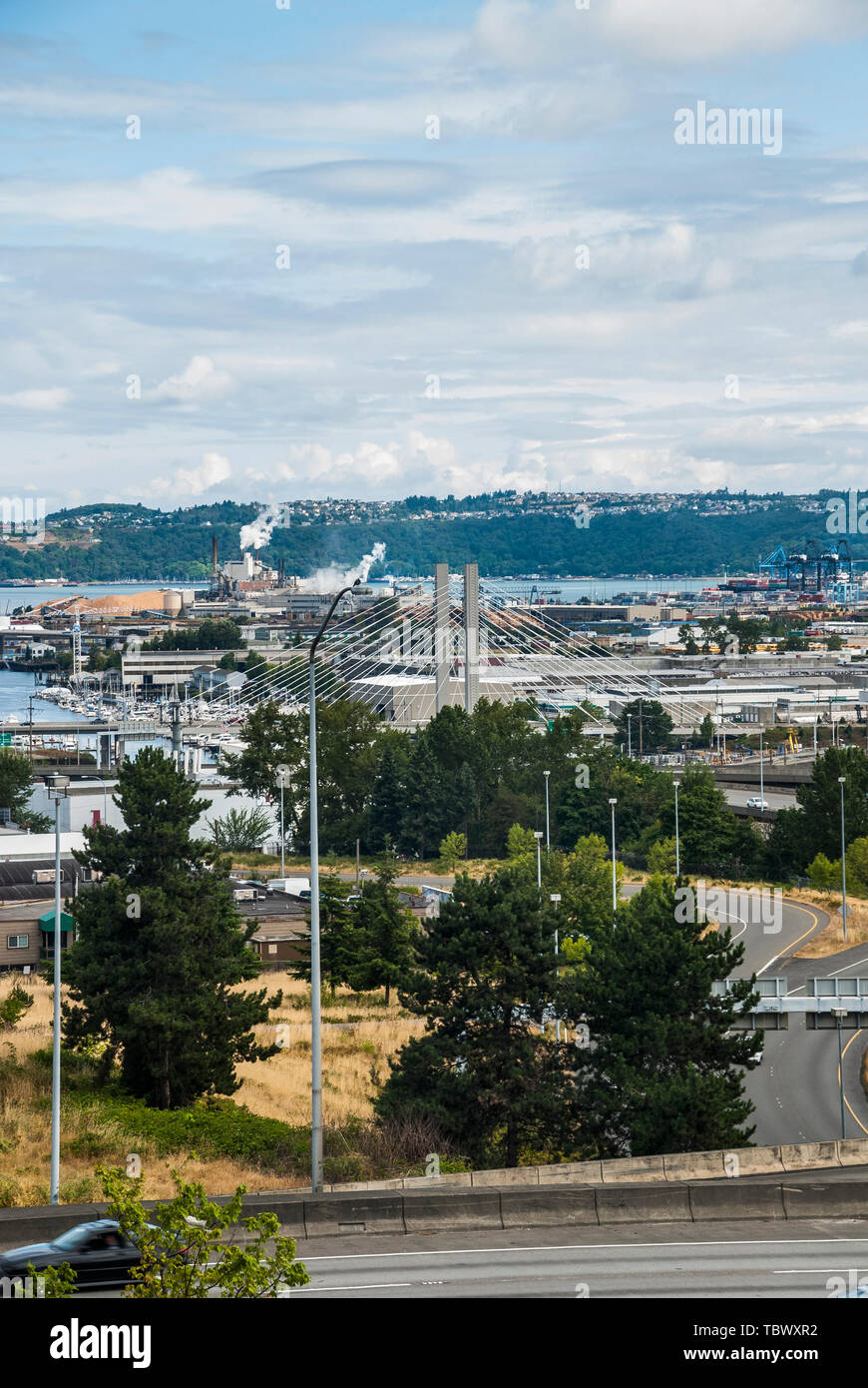 Una vista in elevazione di Tacoma compresa la sospensione ponte sopra il Thea Foss per via navigabile nel centro. Foto Stock