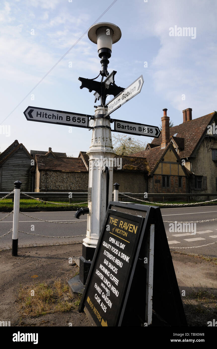Pompa e segnaletica, Hexton, Hertfordshire Foto Stock