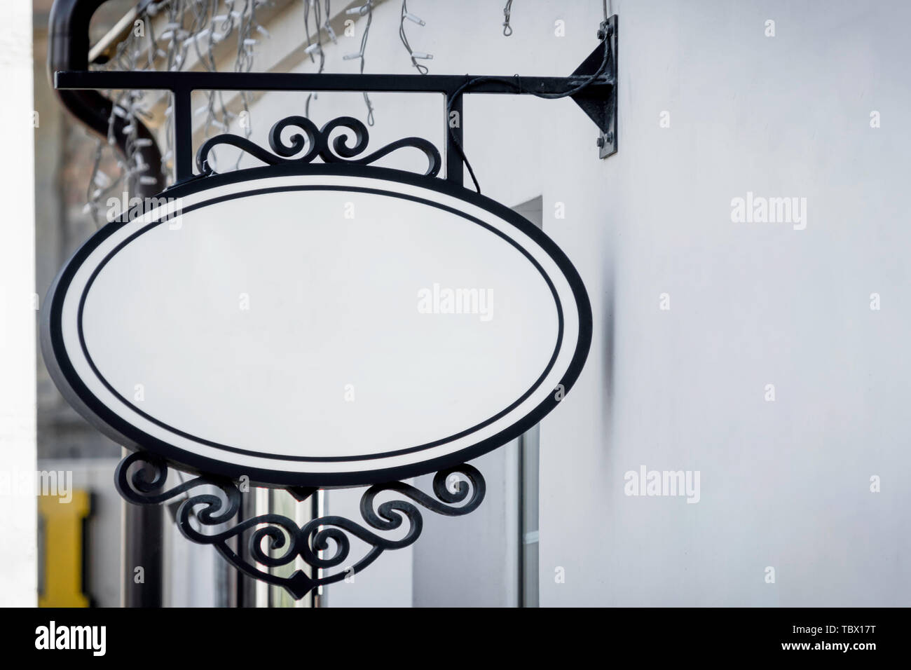 Mock up. Vuoto cartello tondo sulla classica architettura building. Foto Stock