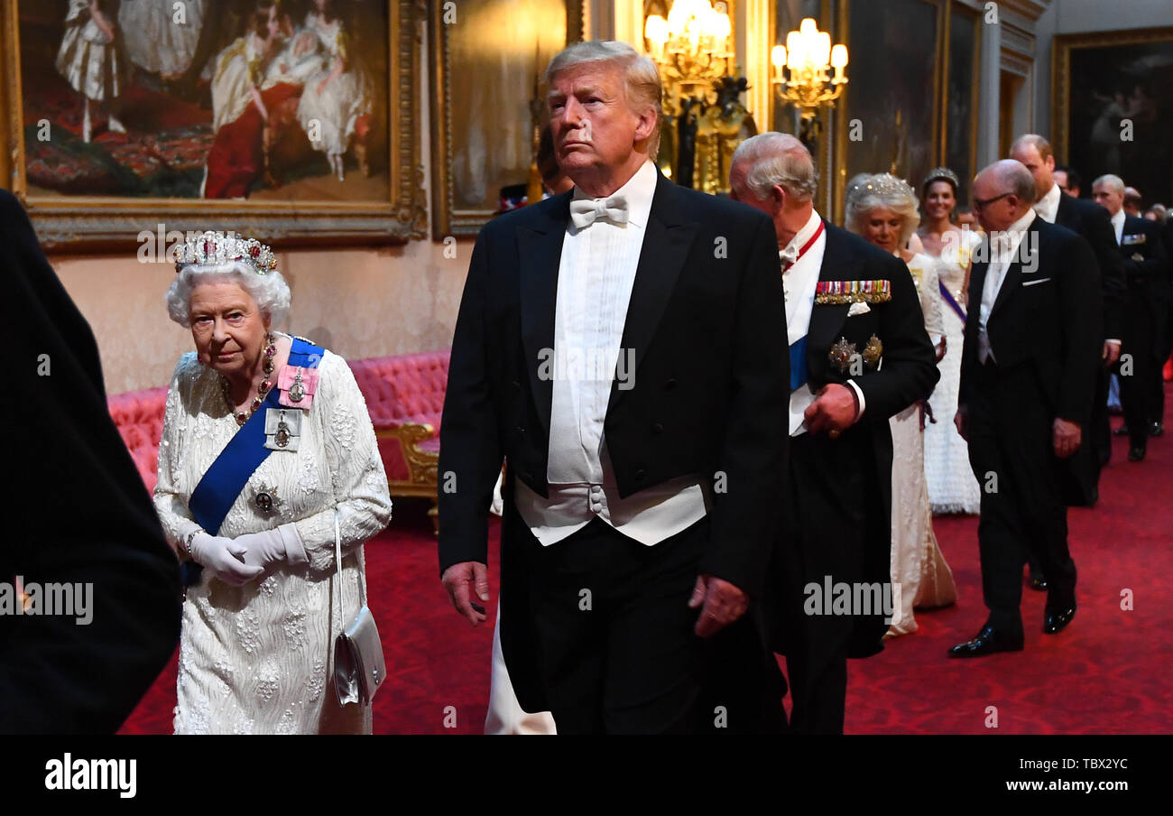 La regina Elisabetta II, il presidente statunitense Donald Trump e il Principe di Galles arrivano attraverso la Galleria Est durante il banchetto di Stato a Buckingham Palace di Londra il Giorno Uno del presidente degli Stati Uniti di tre giorni di visita di Stato nel Regno Unito. Foto Stock