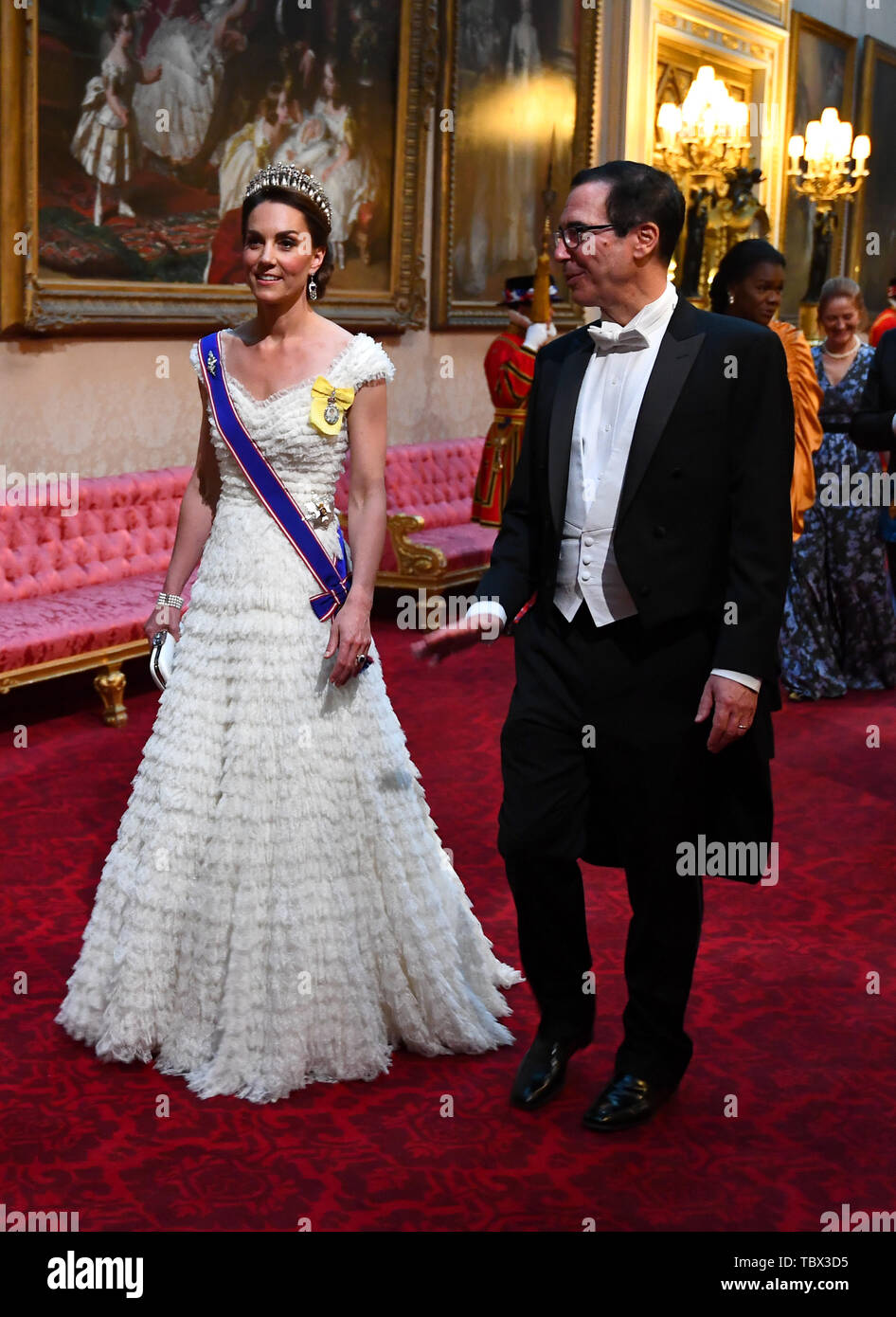 La Duchessa di Cambridge e Stati Uniti Segretario del Tesoro, Steven Mnuchin arrivano attraverso la Galleria Est durante il banchetto di Stato a Buckingham Palace di Londra il Giorno Uno del presidente degli Stati Uniti di tre giorni di visita di Stato nel Regno Unito. Foto Stock