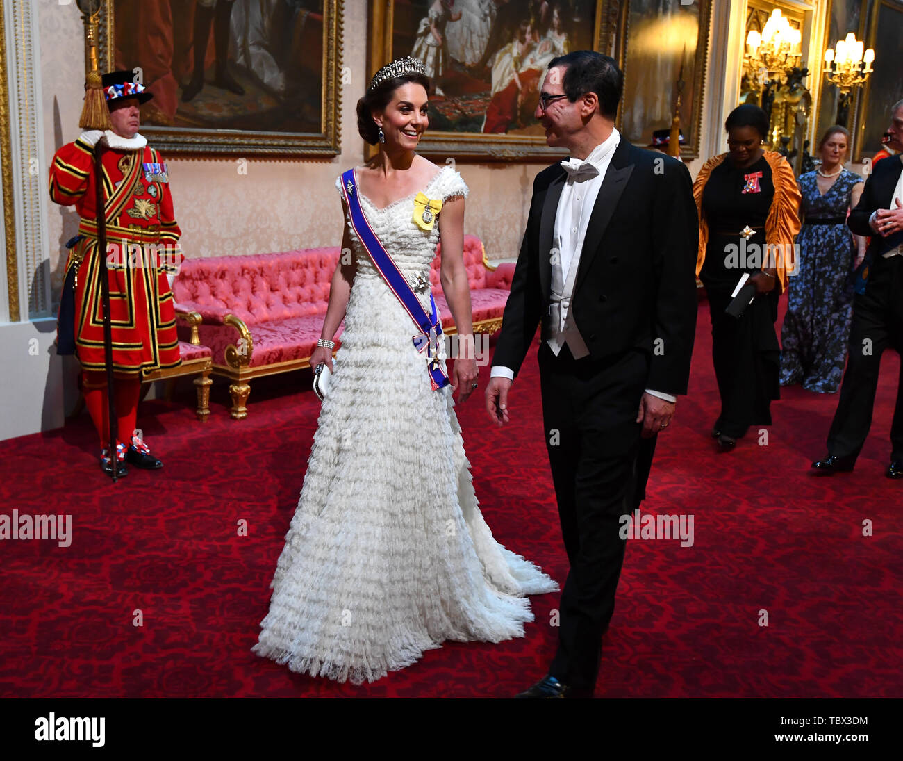 La Duchessa di Cambridge e Stati Uniti Segretario del Tesoro, Steven Mnuchin arrivano attraverso la Galleria Est durante il banchetto di Stato a Buckingham Palace di Londra il Giorno Uno del presidente degli Stati Uniti di tre giorni di visita di Stato nel Regno Unito. Foto Stock