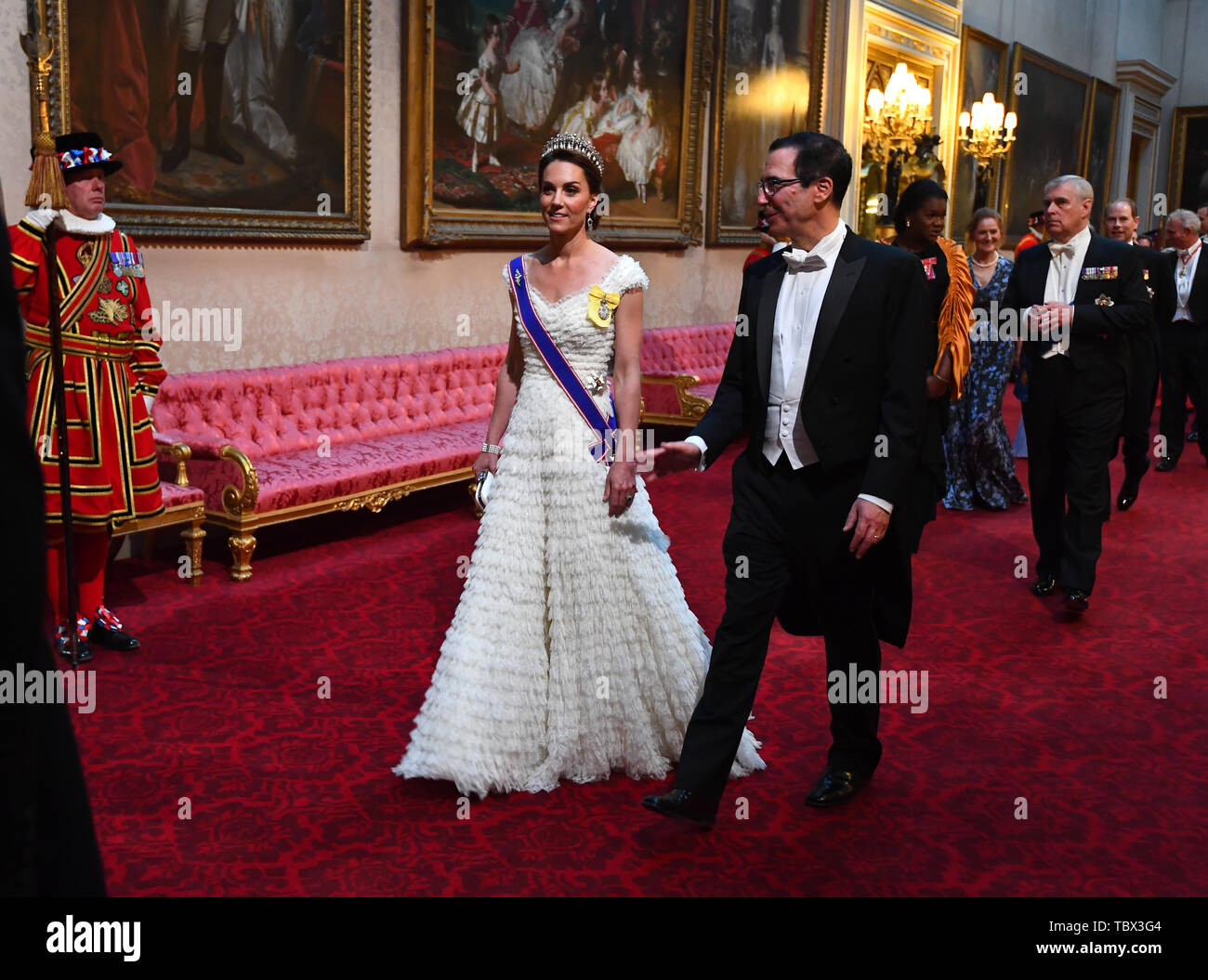 La Duchessa di Cambridge e Stati Uniti Segretario del Tesoro, Steven Mnuchin arrivano attraverso la Galleria Est durante il banchetto di Stato a Buckingham Palace di Londra il Giorno Uno del presidente degli Stati Uniti di tre giorni di visita di Stato nel Regno Unito. Foto Stock