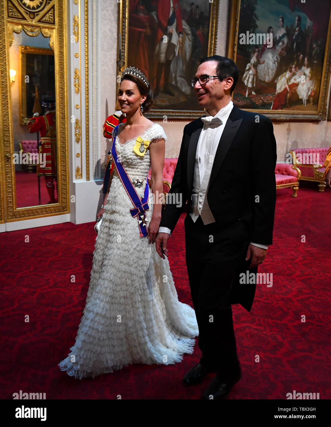 La Duchessa di Cambridge e Stati Uniti Segretario del Tesoro, Steven Mnuchin arrivano attraverso la Galleria Est durante il banchetto di Stato a Buckingham Palace di Londra il Giorno Uno del presidente degli Stati Uniti di tre giorni di visita di Stato nel Regno Unito. Foto Stock