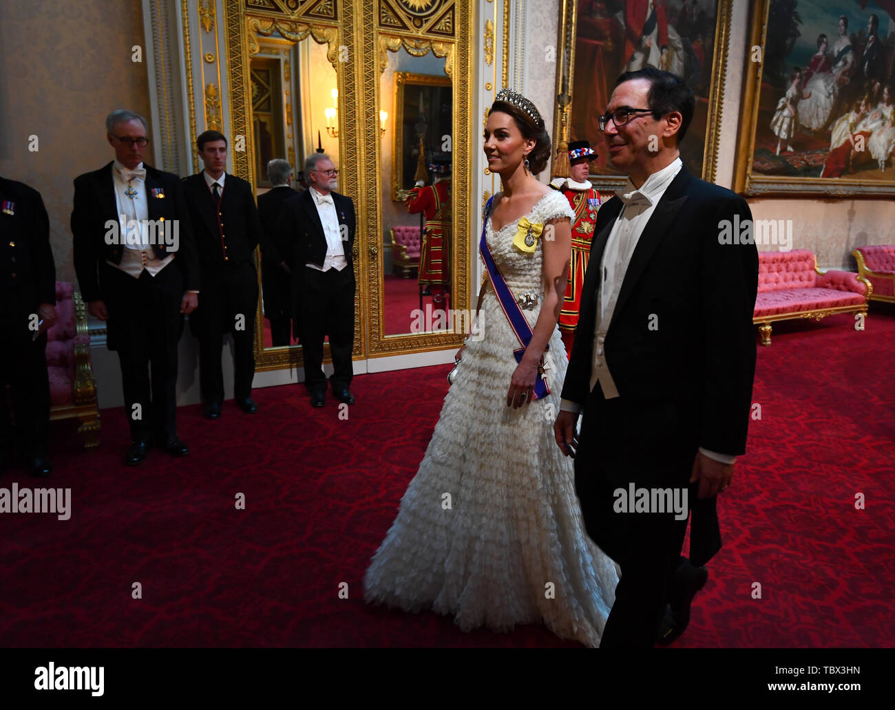 La Duchessa di Cambridge e Stati Uniti Segretario del Tesoro, Steven Mnuchin arrivano attraverso la Galleria Est durante il banchetto di Stato a Buckingham Palace di Londra il Giorno Uno del presidente degli Stati Uniti di tre giorni di visita di Stato nel Regno Unito. Foto Stock