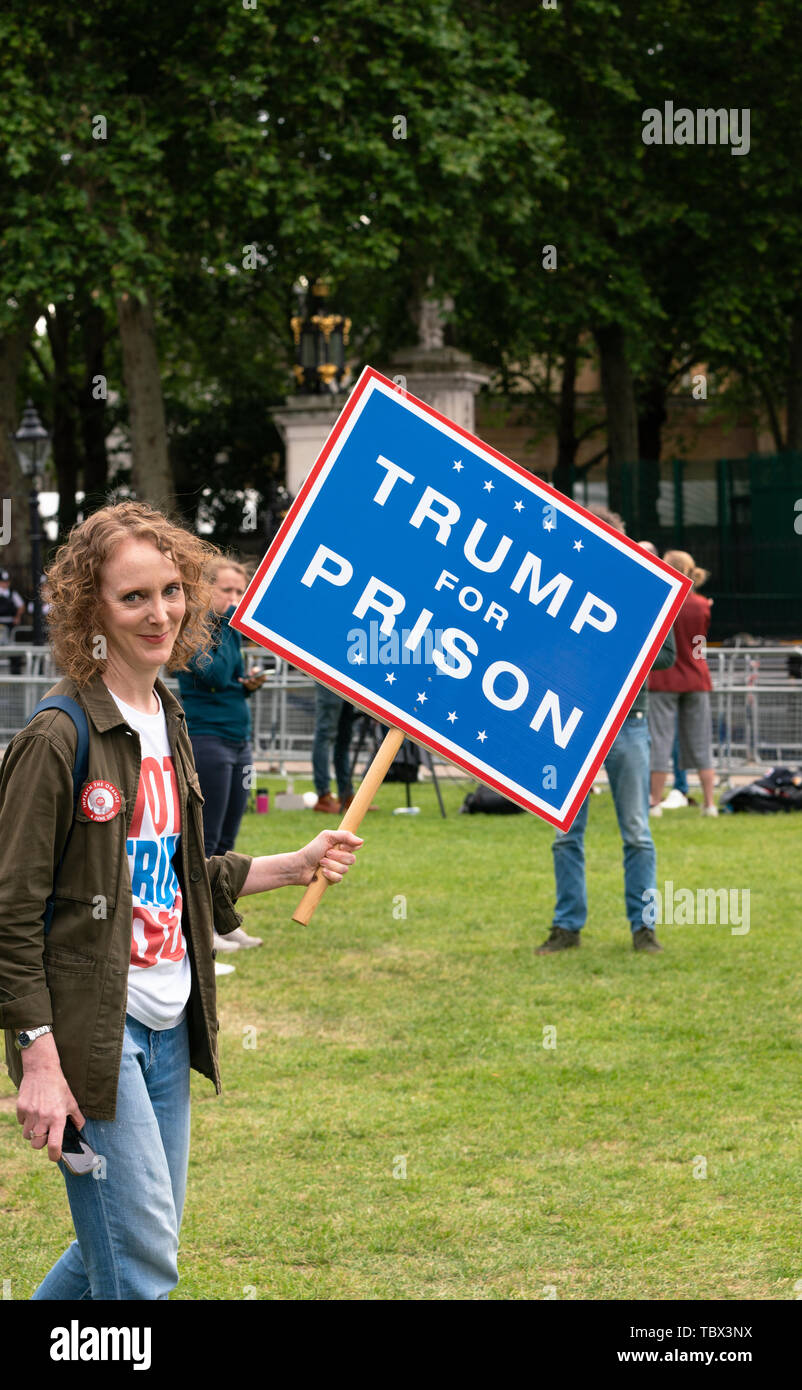 Londra, UK 3 giugno 2019 Anti Trump manifestanti si radunano in St James Park Foto Stock