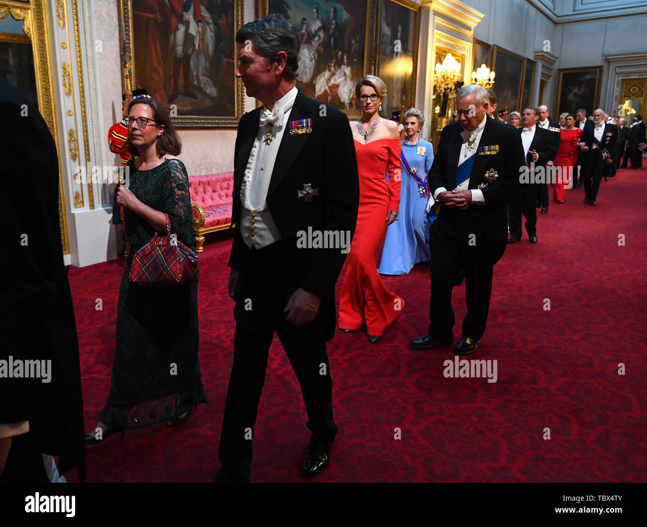 Leader della House of Lords, la Baronessa Evans e Vice Ammiraglio Sir Timothy Laurence arrivano attraverso la Galleria Est durante il banchetto di Stato a Buckingham Palace di Londra il Giorno Uno del presidente degli Stati Uniti di tre giorni di visita di Stato nel Regno Unito. Foto Stock