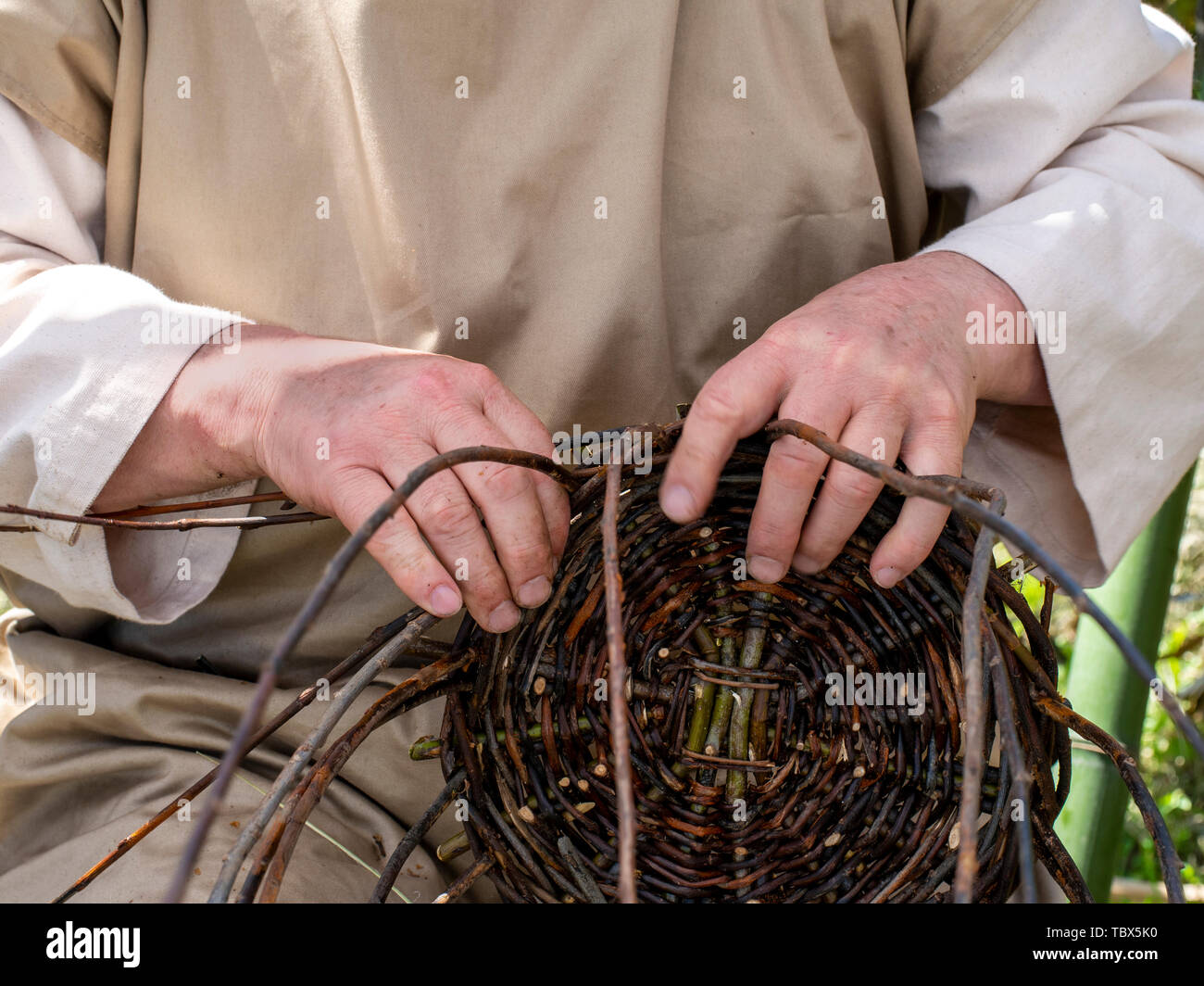 Cestello weaver dettaglio. Dimostrazione di tecniche antiche, artigianato. Foto Stock