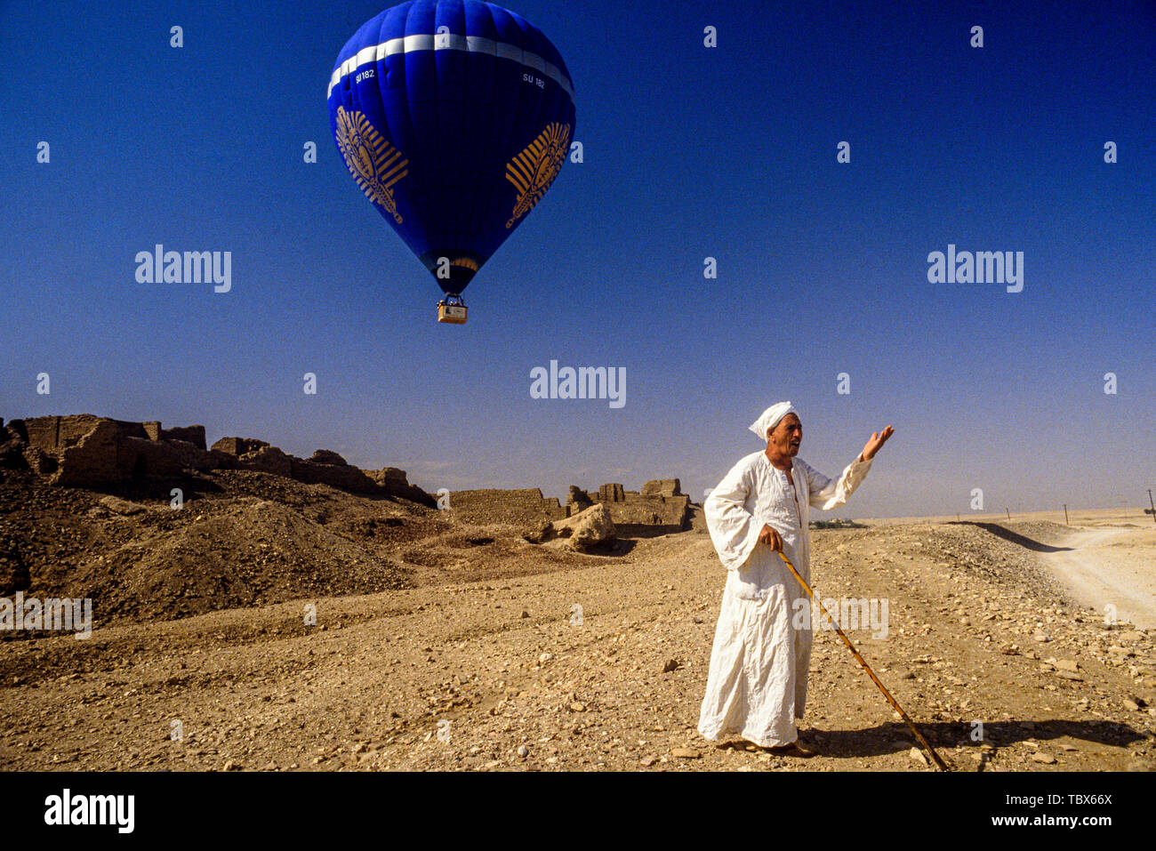 Foto: © Simon Grosset. Volo in mongolfiera sopra la Valle dei Re Luxor Egitto. Archivio: immagine digitalizzati da un originale di trasparenza. Foto Stock