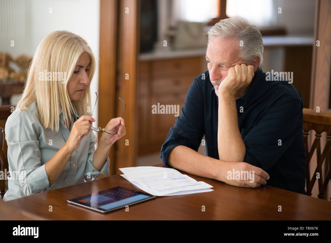 Coppia senior calcolare le loro spese di soggiorno insieme Foto Stock