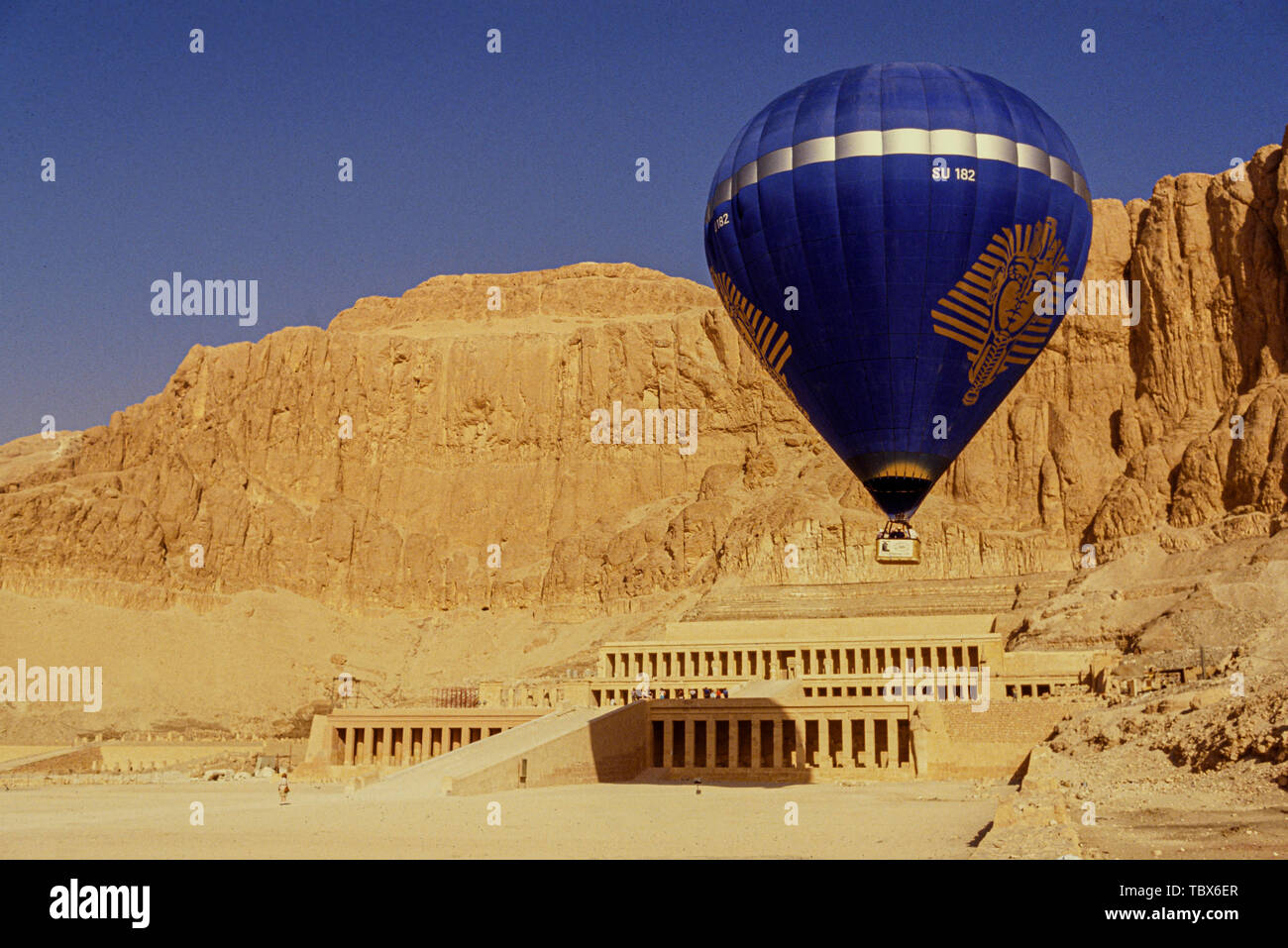 Foto: © Simon Grosset. Volo in mongolfiera sopra la Valle dei Re Luxor Egitto. Archivio: immagine digitalizzati da un originale di trasparenza. Foto Stock