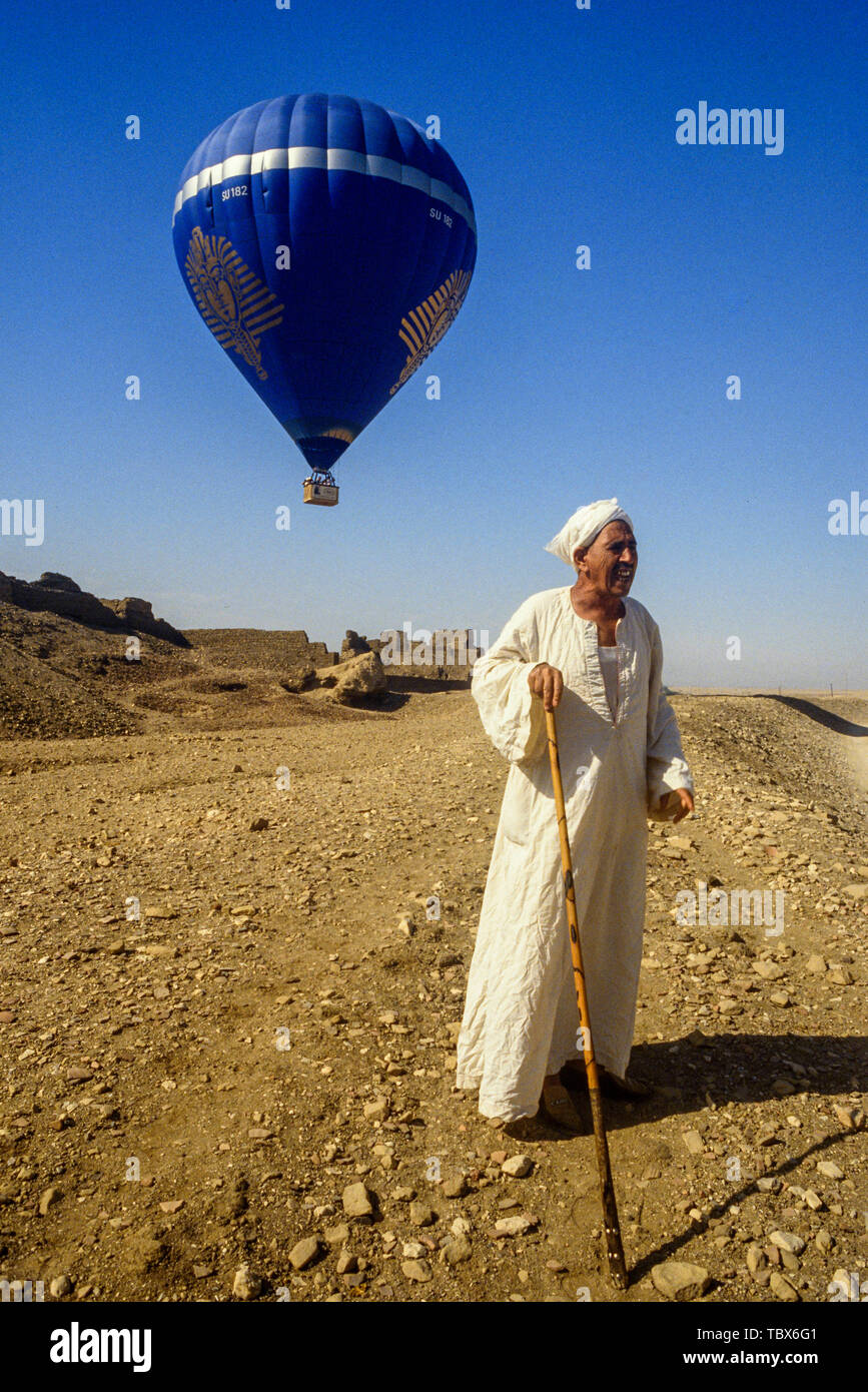 Foto: © Simon Grosset. Volo in mongolfiera sopra la Valle dei Re Luxor Egitto. Archivio: immagine digitalizzati da un originale di trasparenza. Foto Stock