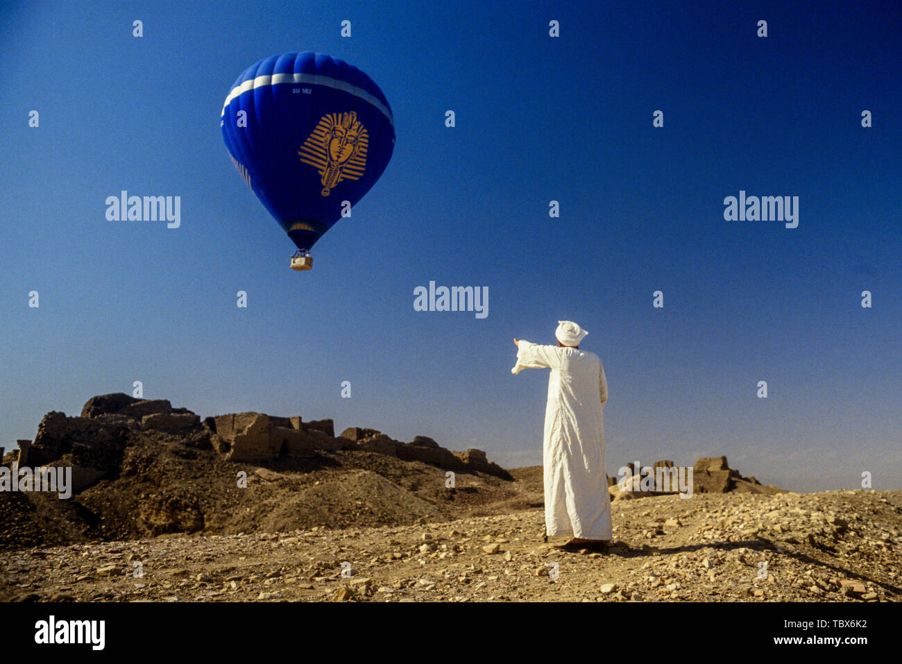 Foto: © Simon Grosset. Volo in mongolfiera sopra la Valle dei Re Luxor Egitto. Archivio: immagine digitalizzati da un originale di trasparenza. Foto Stock