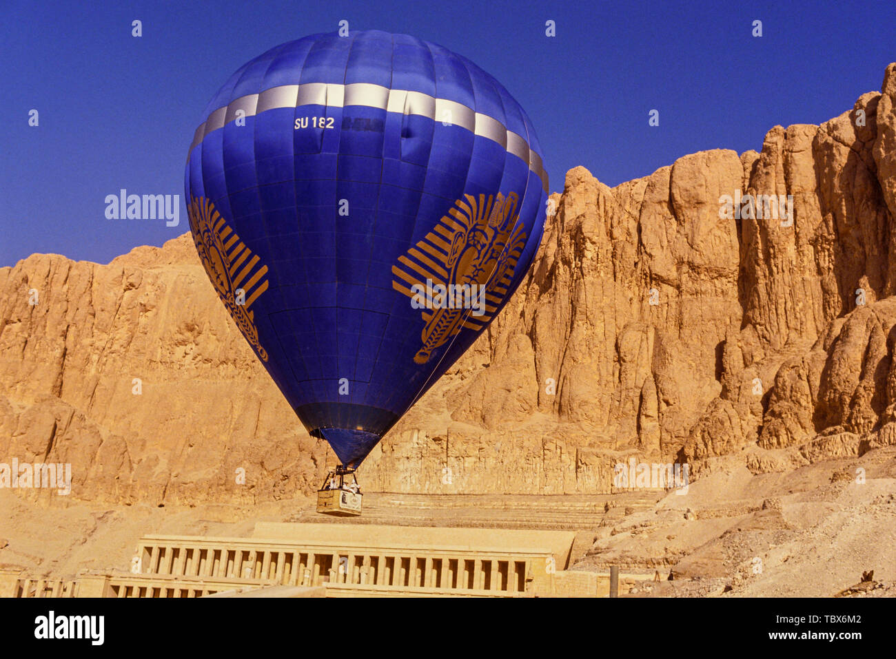Foto: © Simon Grosset. Volo in mongolfiera sopra la Valle dei Re Luxor Egitto. Archivio: immagine digitalizzati da un originale di trasparenza. Foto Stock