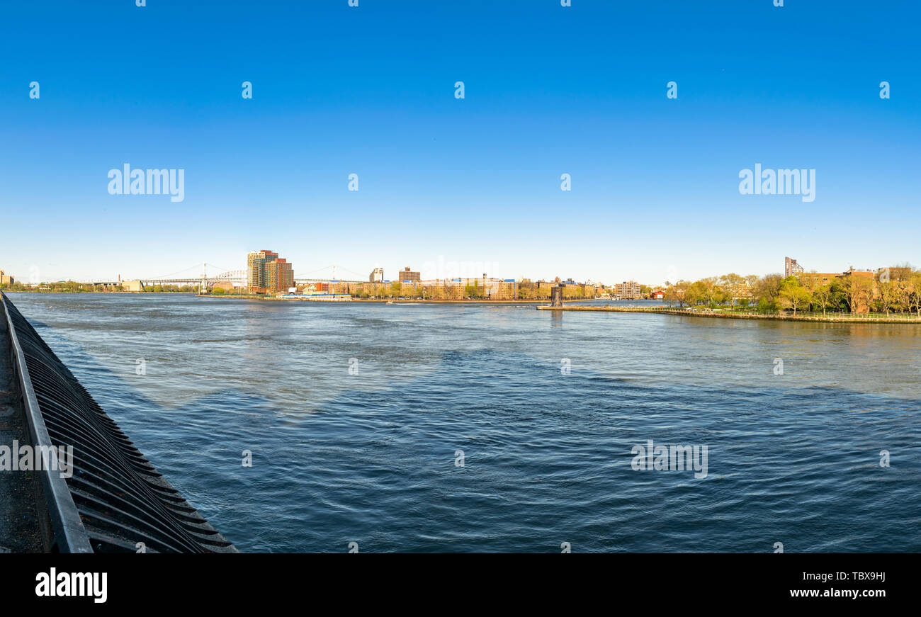 Vista su tutta la città di New York East River verso Triborough Bridge e parti di Roosevelt Island e Queens Foto Stock