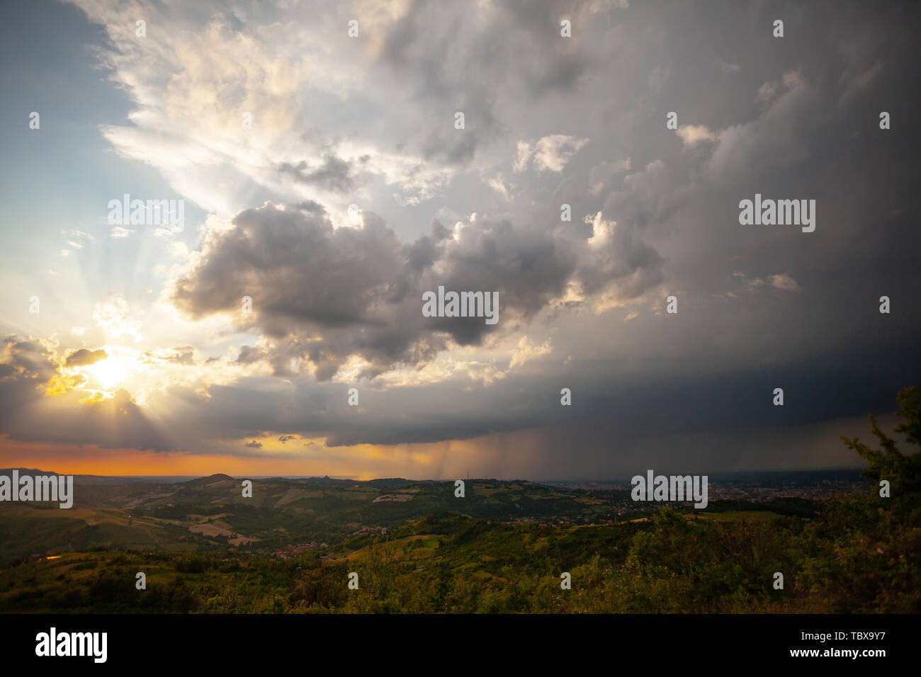 Pioggia e sole allo stesso tempo. Sun metà metà pioggia fuori Bologna, Italia Foto Stock