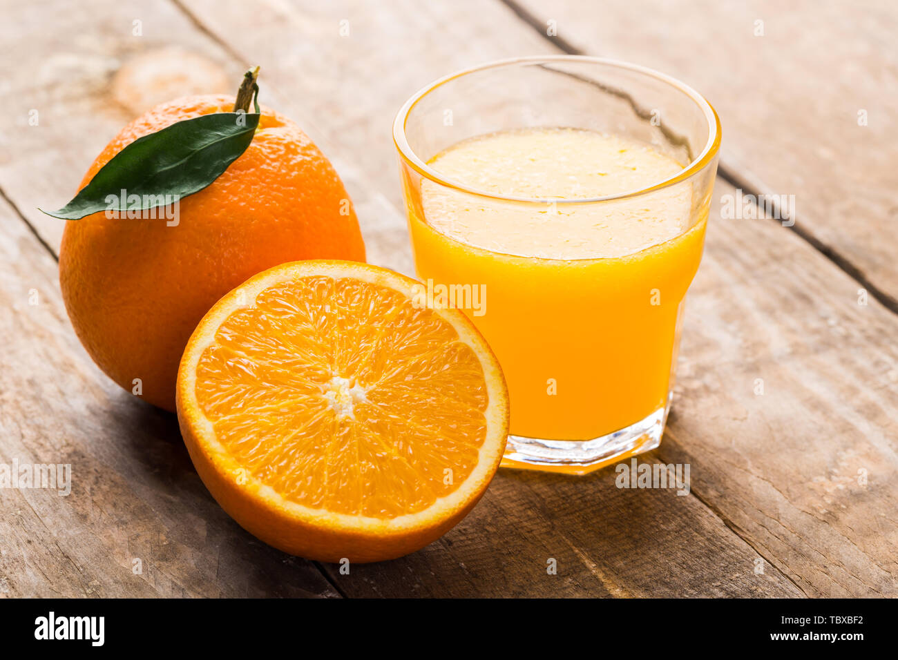 Spremuta di arancia fresca, un bicchiere di succo di frutta fresco e arance. Foto Stock