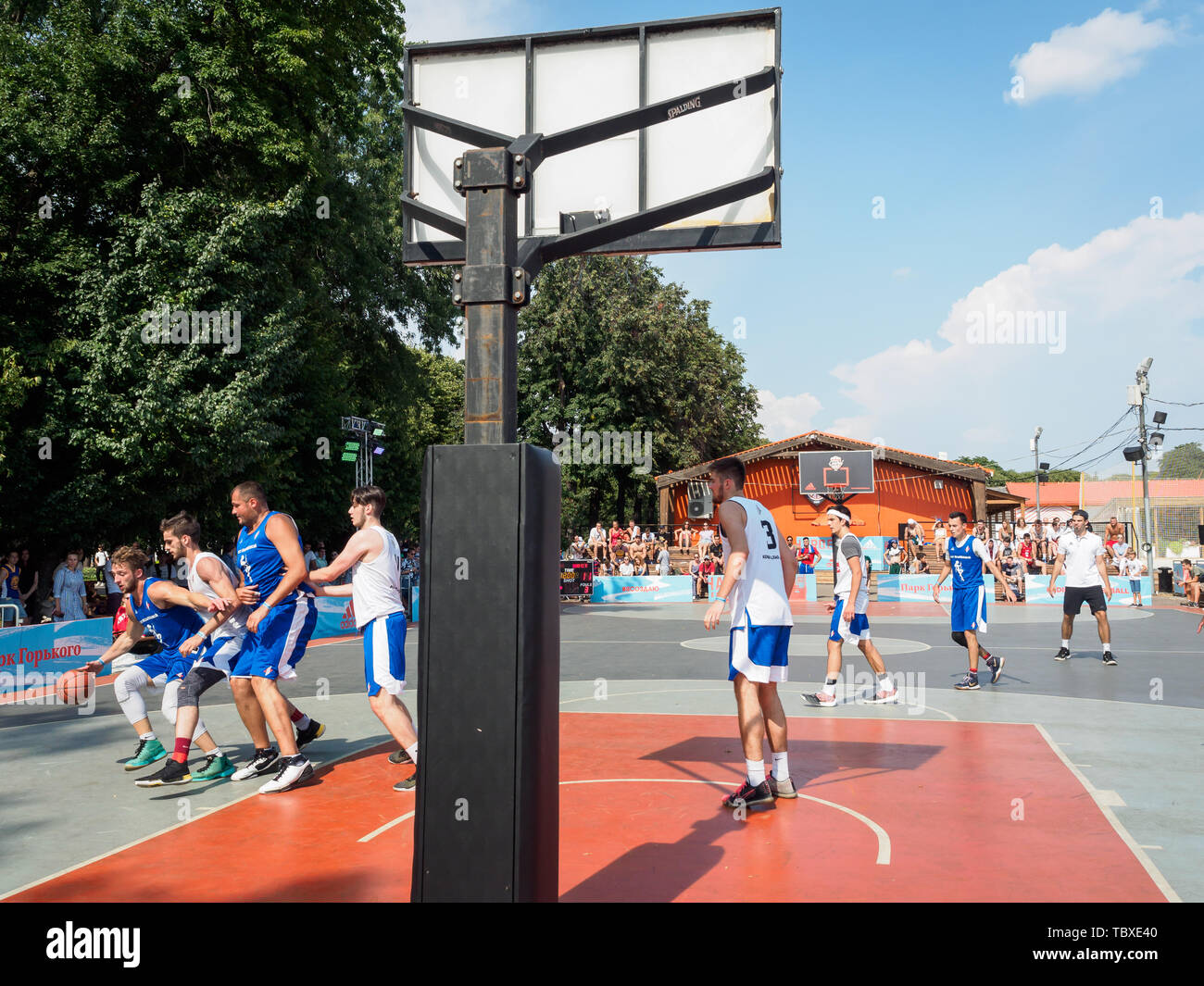 Mosca, Russia - 4 Agosto 2018: Team giocare a basket in Gorky Park in estate. Strada di città della gioventù torneo di basket Foto Stock