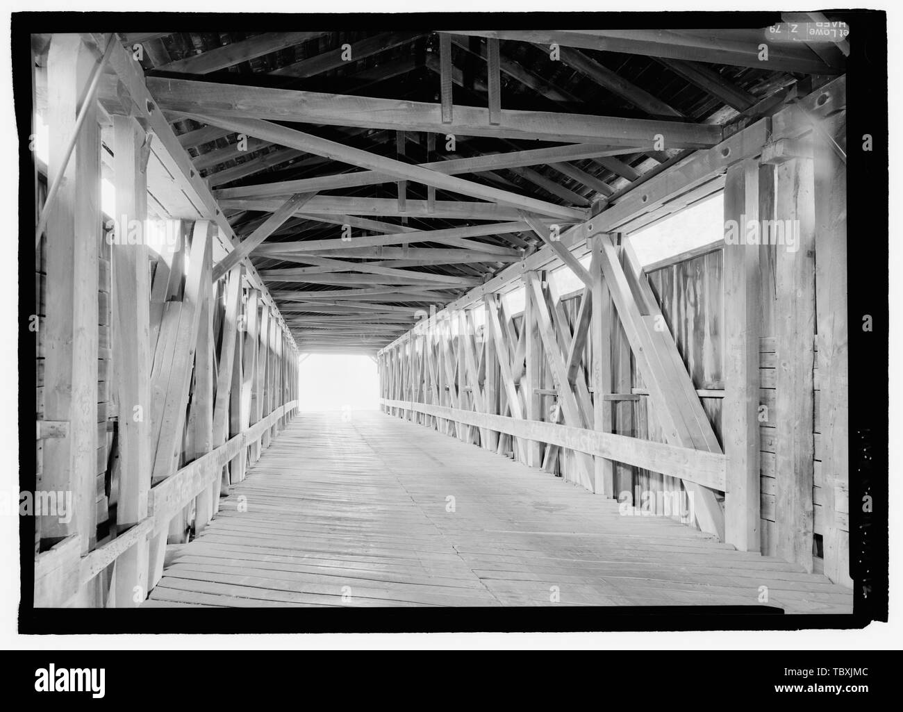 Vista MIDSPAN, guardando verso est attraverso la metà orientale della span. Eldean bridge spanning Grande Fiume Miami a bypassato la sezione della strada Eldean, Troy, Miami County, OH Foto Stock